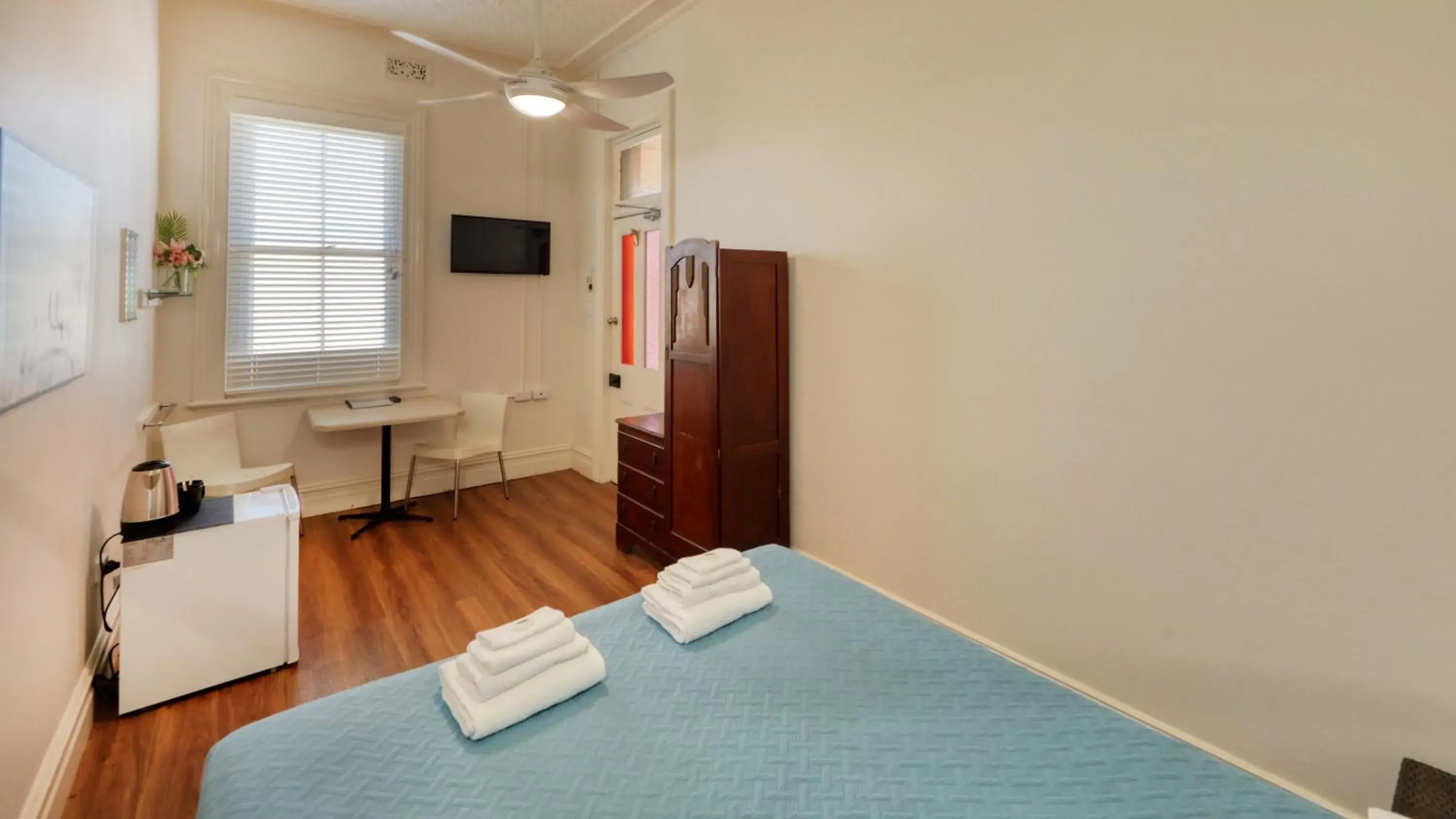 Queen Room with Shared Bathroom in Maclean Hotel Queen Room with Shared Bathroom in Maclean Hotel