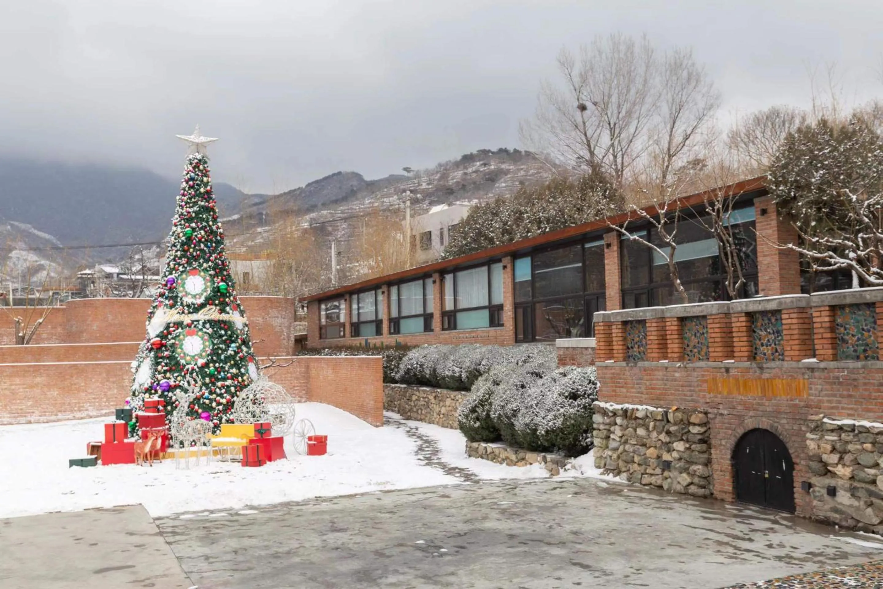 Property building in Brickyard Retreat at Mutianyu Great Wall Adjoin to Mutianyu Great Wall - Room with the View of Great Wall - Jacuzzi with the View of Great Wall - Vehicle Shuttle Service - International Catering - SPA& Nail Beauty Facilities