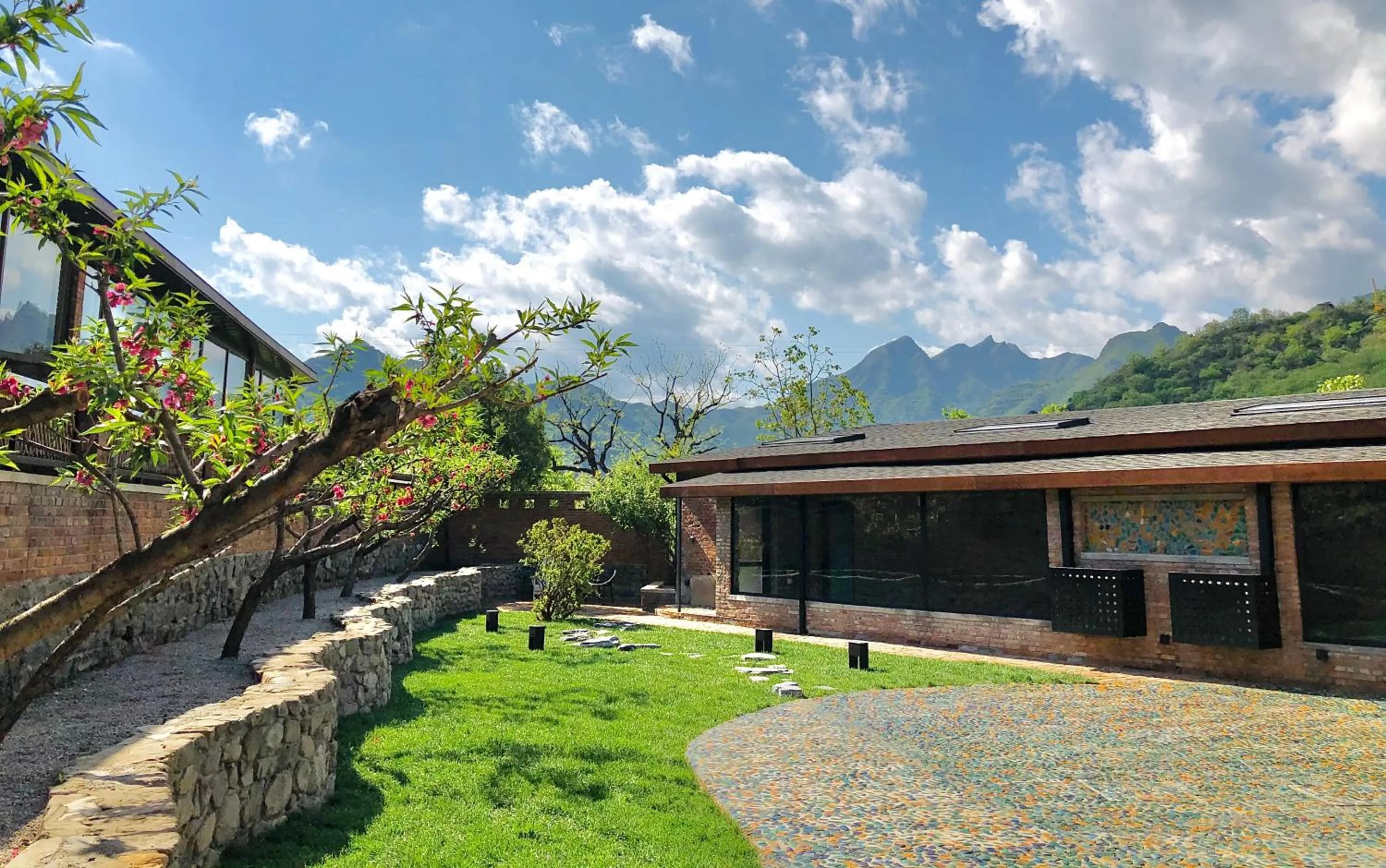 Garden in Brickyard Retreat at Mutianyu Great Wall Adjoin to Mutianyu Great Wall - Room with the View of Great Wall - Jacuzzi with the View of Great Wall - Vehicle Shuttle Service - International Catering - SPA& Nail Beauty Facilities