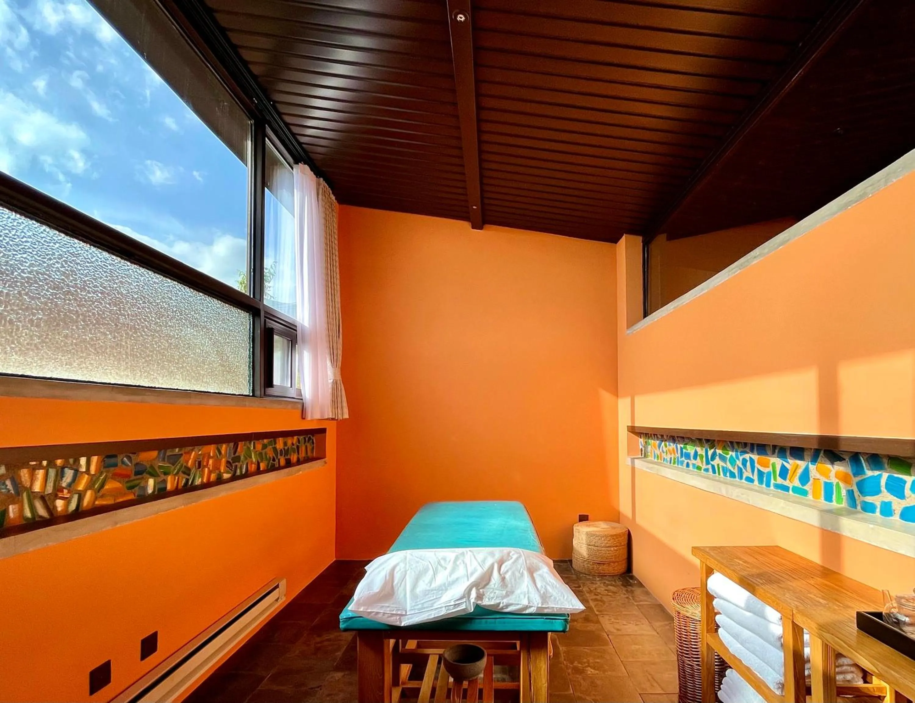 Spa and wellness centre/facilities in Brickyard Retreat at Mutianyu Great Wall Adjoin to Mutianyu Great Wall - Room with the View of Great Wall - Jacuzzi with the View of Great Wall - Vehicle Shuttle Service - International Catering - SPA& Nail Beauty Facilities