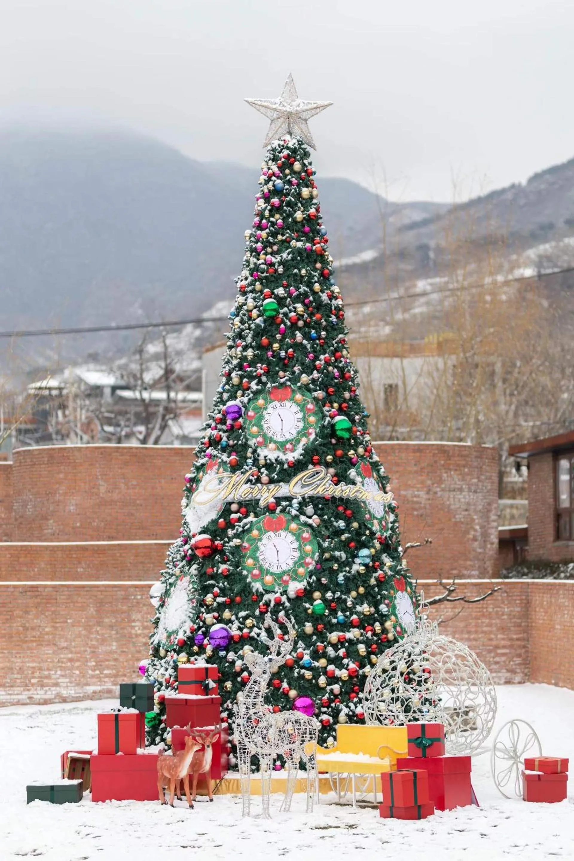 Property building in Brickyard Retreat at Mutianyu Great Wall Adjoin to Mutianyu Great Wall - Room with the View of Great Wall - Jacuzzi with the View of Great Wall - Vehicle Shuttle Service - International Catering - SPA& Nail Beauty Facilities