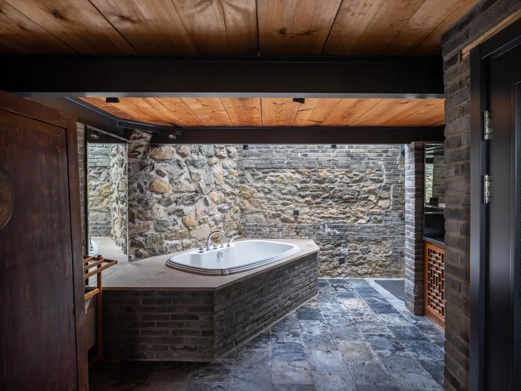 Hot Tub in Brickyard Retreat at Mutianyu Great Wall Adjoin to Mutianyu Great Wall - Room with the View of Great Wall - Jacuzzi with the View of Great Wall - Vehicle Shuttle Service - International Catering - SPA& Nail Beauty Facilities