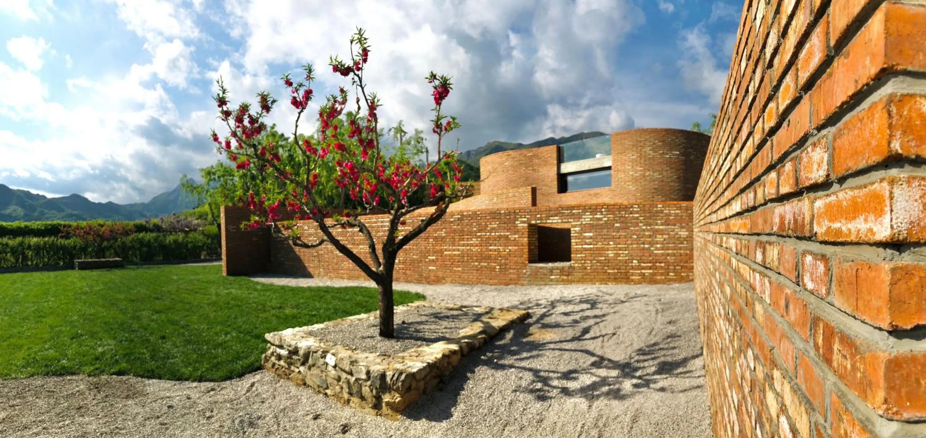 Garden in Brickyard Retreat at Mutianyu Great Wall Adjoin to Mutianyu Great Wall - Room with the View of Great Wall - Jacuzzi with the View of Great Wall - Vehicle Shuttle Service - International Catering - SPA& Nail Beauty Facilities