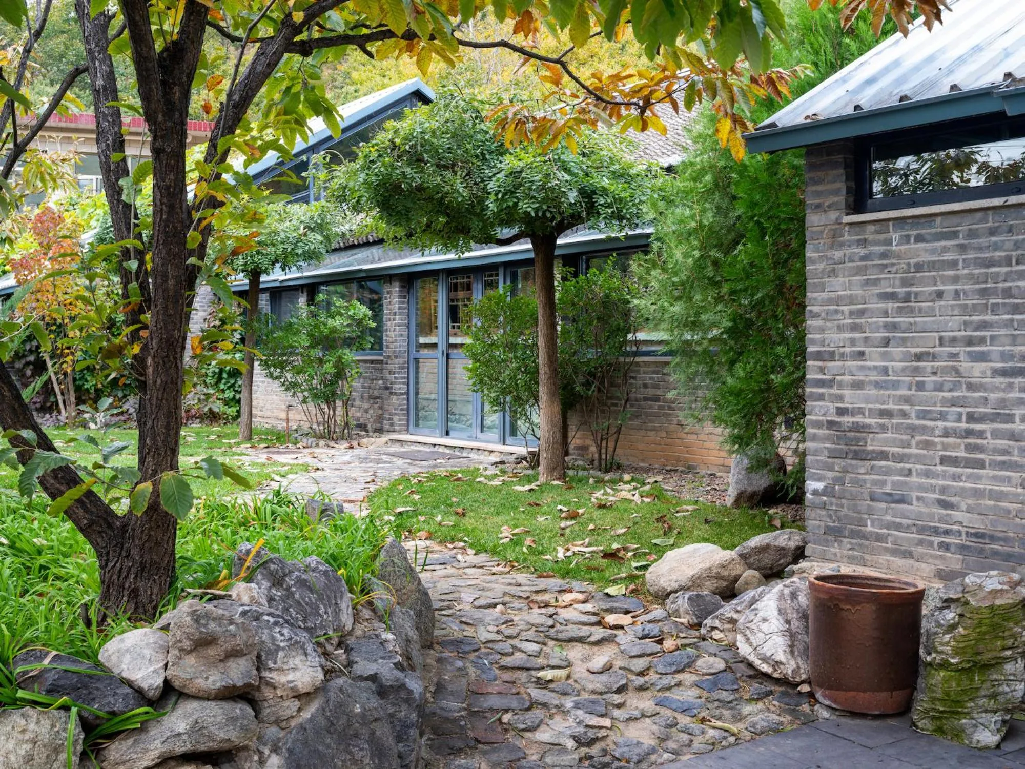 Property building in Brickyard Retreat at Mutianyu Great Wall Adjoin to Mutianyu Great Wall - Room with the View of Great Wall - Jacuzzi with the View of Great Wall - Vehicle Shuttle Service - International Catering - SPA& Nail Beauty Facilities