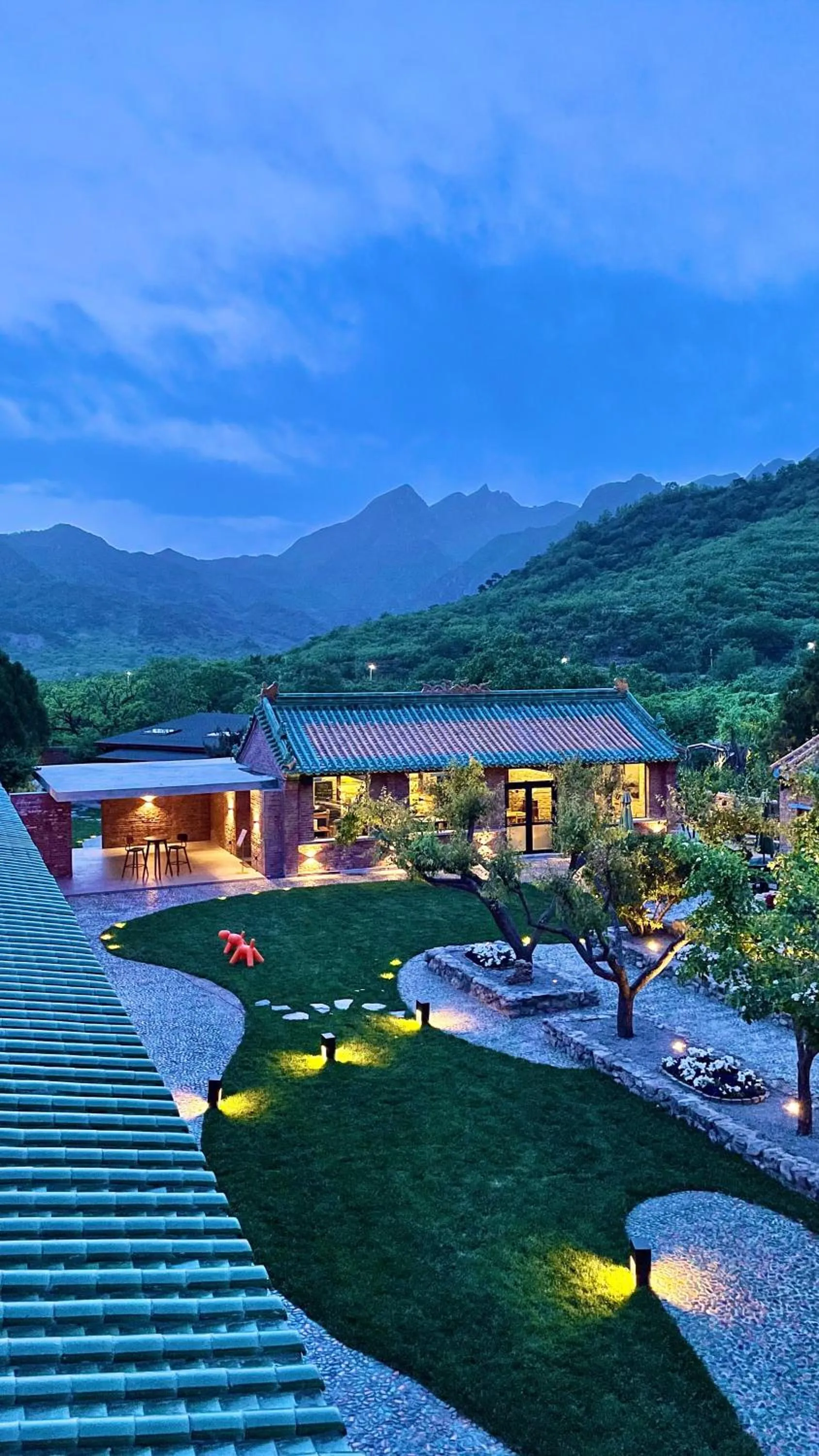 Garden in Brickyard Retreat at Mutianyu Great Wall Adjoin to Mutianyu Great Wall - Room with the View of Great Wall - Jacuzzi with the View of Great Wall - Vehicle Shuttle Service - International Catering - SPA& Nail Beauty Facilities