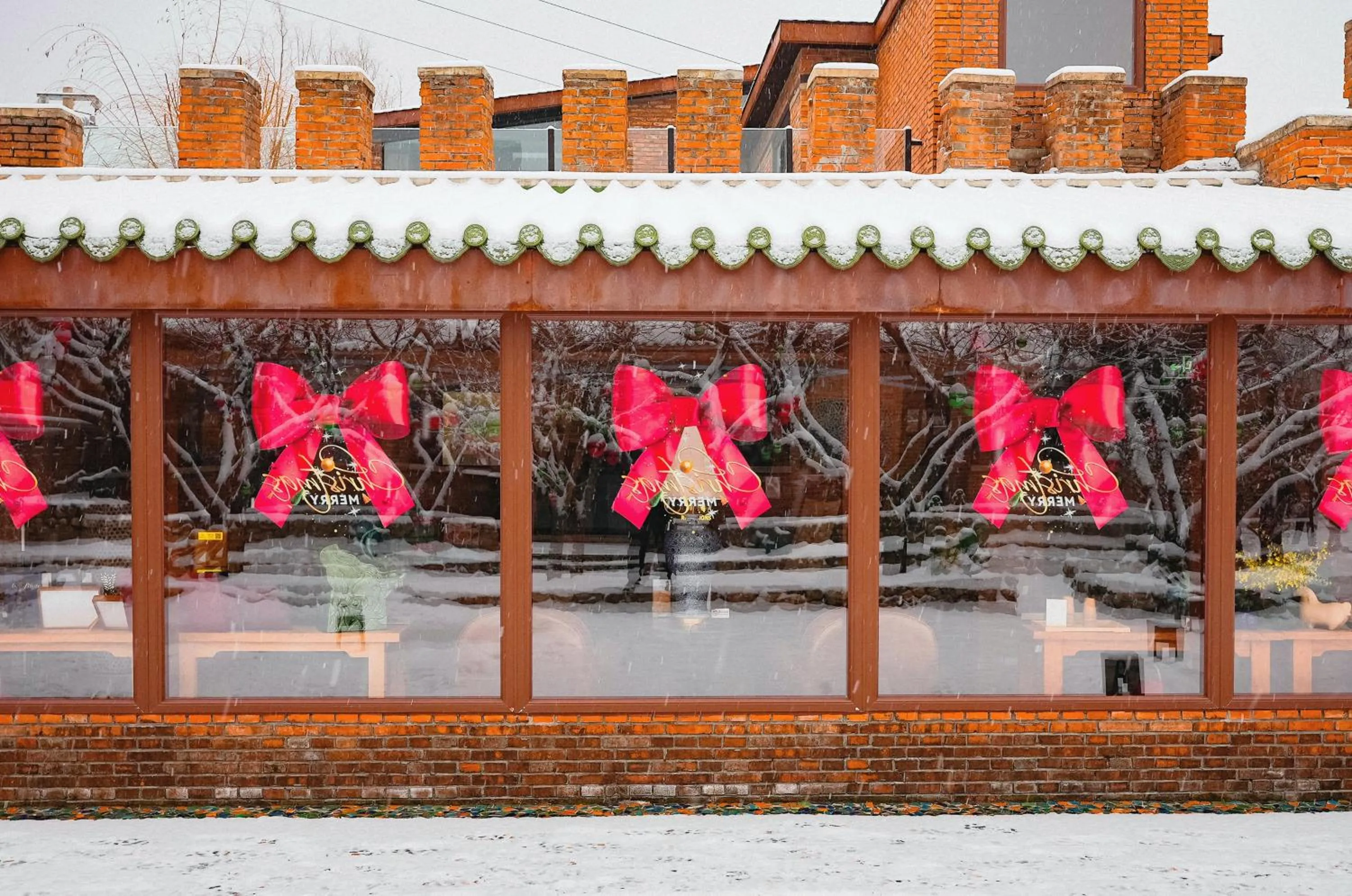 Property building in Brickyard Retreat at Mutianyu Great Wall Adjoin to Mutianyu Great Wall - Room with the View of Great Wall - Jacuzzi with the View of Great Wall - Vehicle Shuttle Service - International Catering - SPA& Nail Beauty Facilities