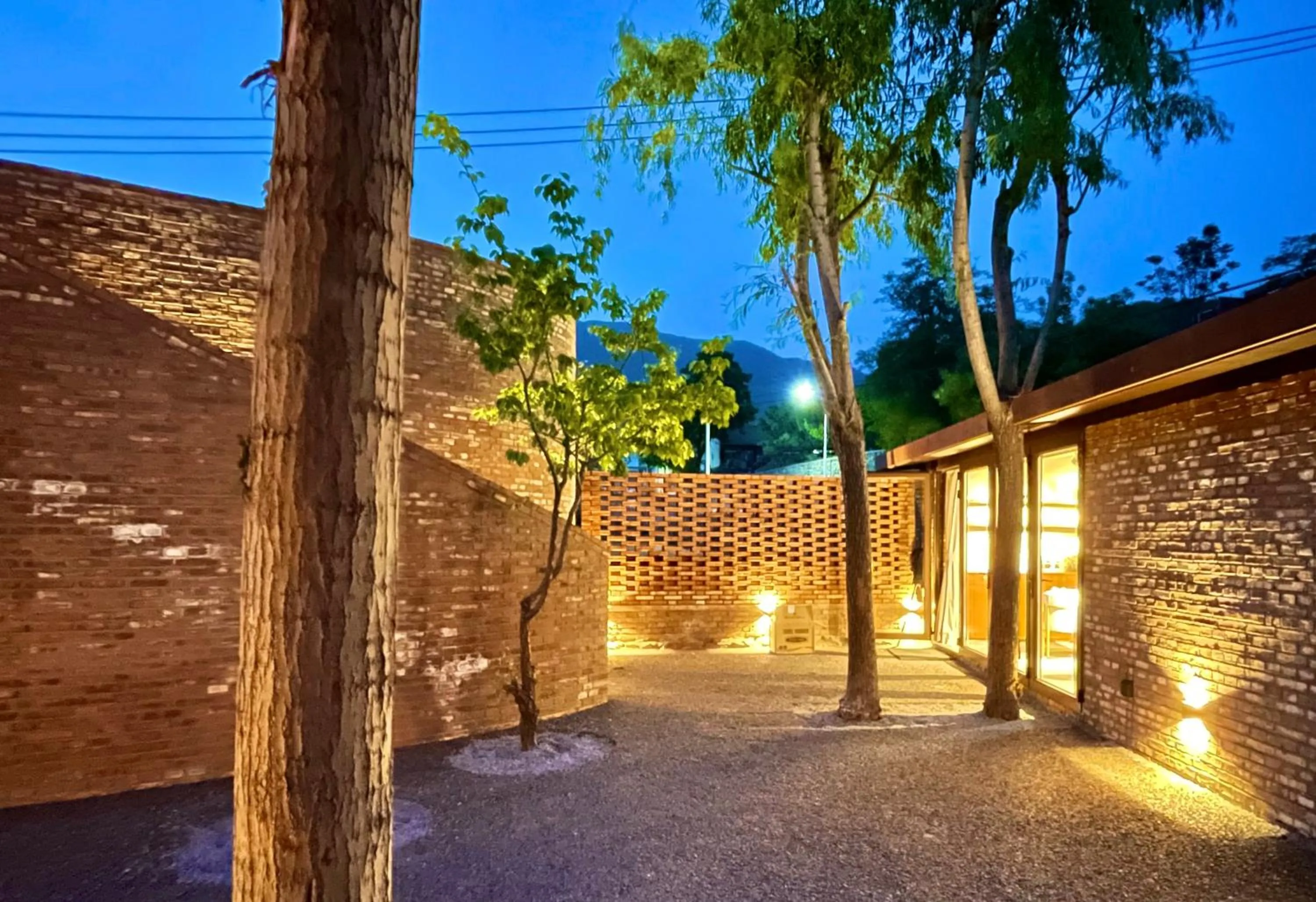 Night in Brickyard Retreat at Mutianyu Great Wall Adjoin to Mutianyu Great Wall - Room with the View of Great Wall - Jacuzzi with the View of Great Wall - Vehicle Shuttle Service - International Catering - SPA& Nail Beauty Facilities