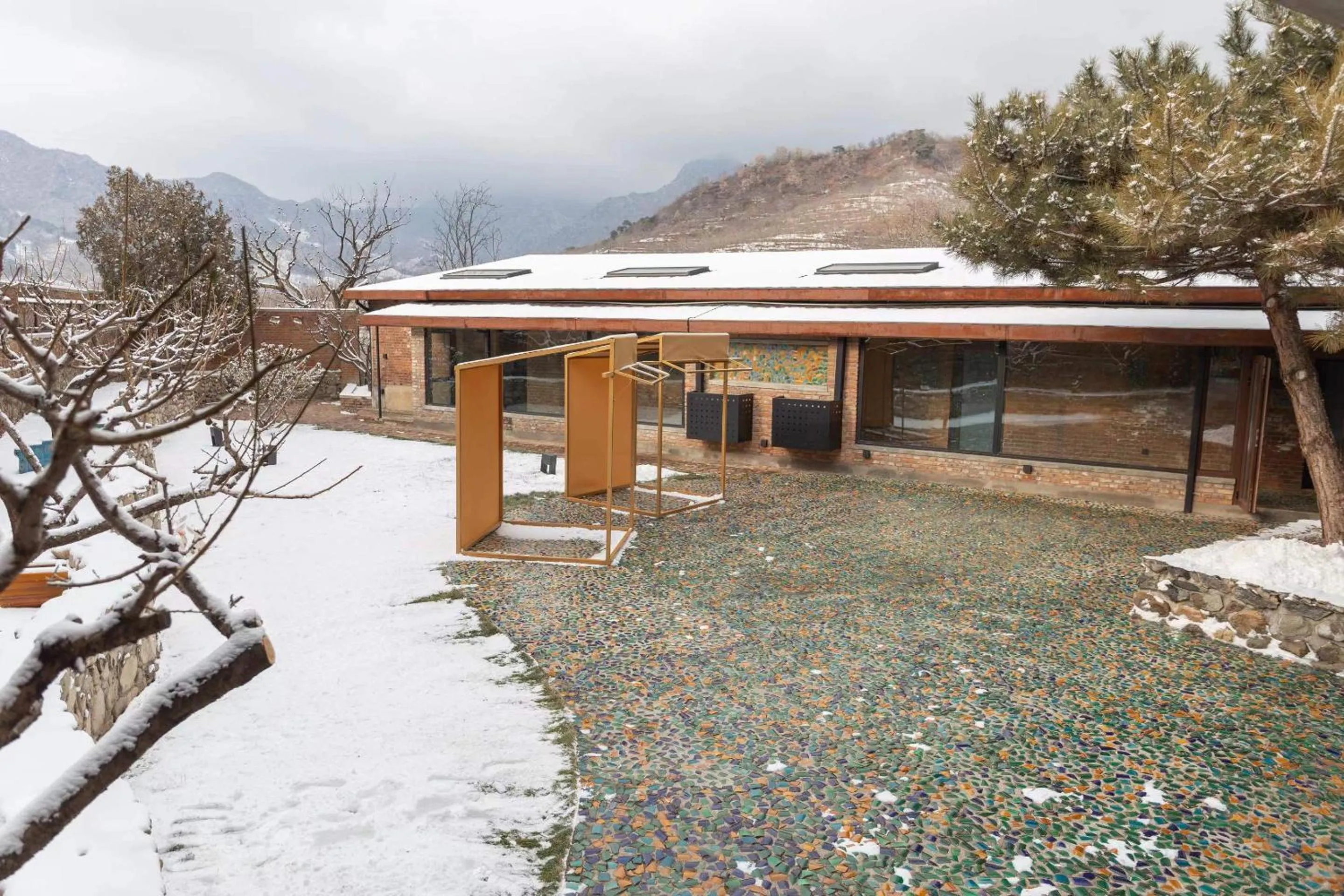 Property building in Brickyard Retreat at Mutianyu Great Wall Adjoin to Mutianyu Great Wall - Room with the View of Great Wall - Jacuzzi with the View of Great Wall - Vehicle Shuttle Service - International Catering - SPA& Nail Beauty Facilities