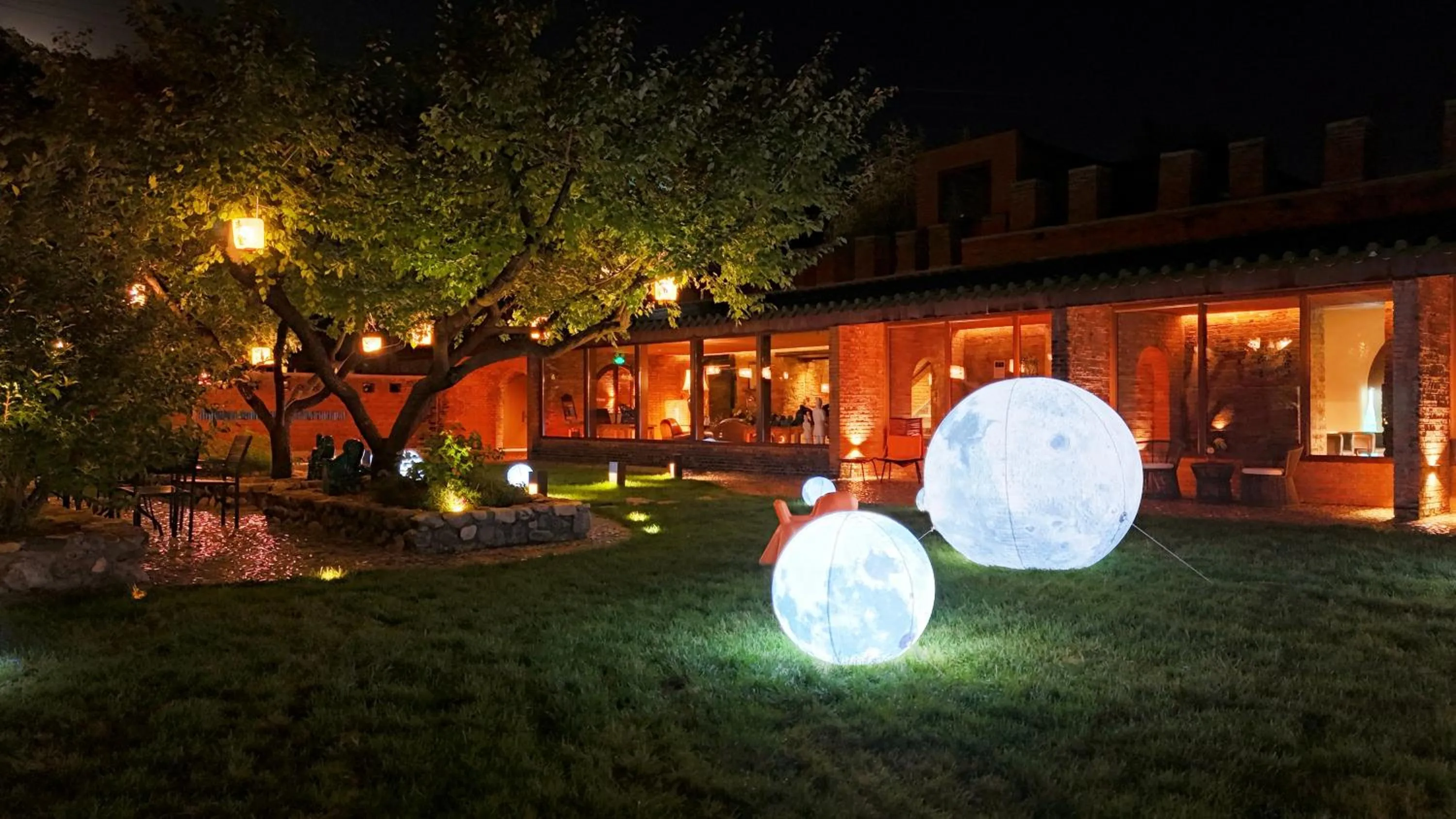 Night in Brickyard Retreat at Mutianyu Great Wall Adjoin to Mutianyu Great Wall - Room with the View of Great Wall - Jacuzzi with the View of Great Wall - Vehicle Shuttle Service - International Catering - SPA& Nail Beauty Facilities