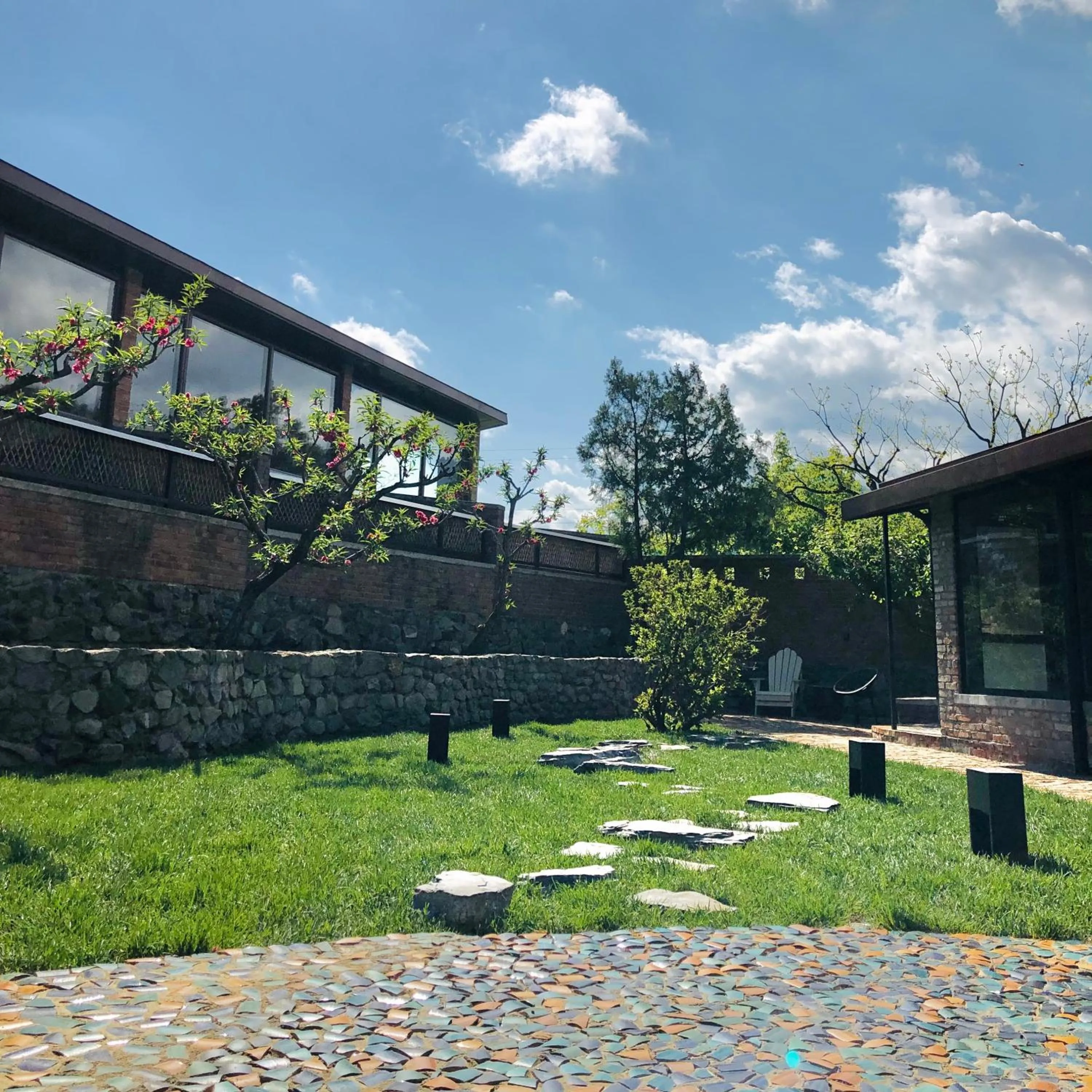 Garden in Brickyard Retreat at Mutianyu Great Wall Adjoin to Mutianyu Great Wall - Room with the View of Great Wall - Jacuzzi with the View of Great Wall - Vehicle Shuttle Service - International Catering - SPA& Nail Beauty Facilities