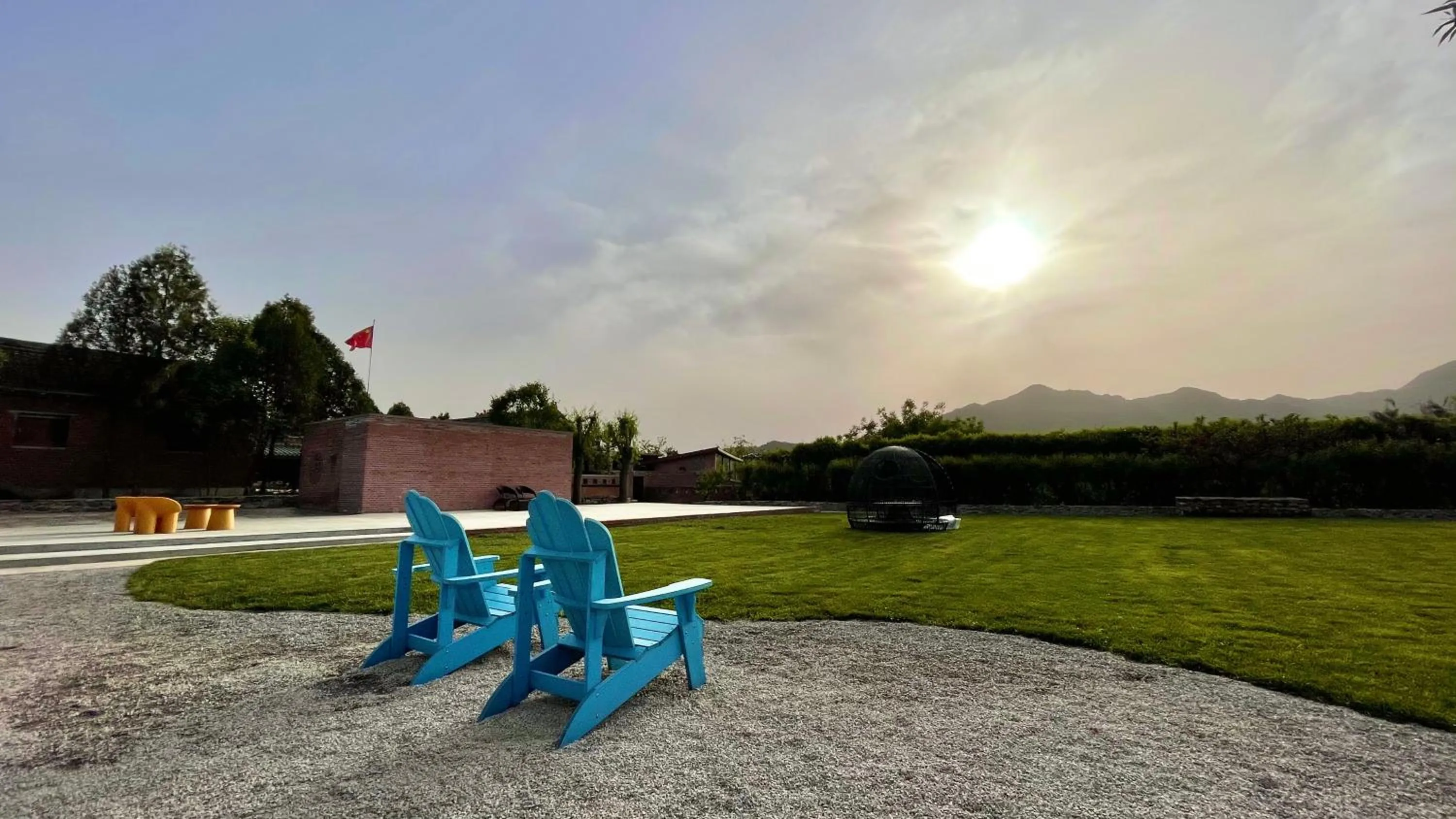 Garden in Brickyard Retreat at Mutianyu Great Wall Adjoin to Mutianyu Great Wall - Room with the View of Great Wall - Jacuzzi with the View of Great Wall - Vehicle Shuttle Service - International Catering - SPA& Nail Beauty Facilities