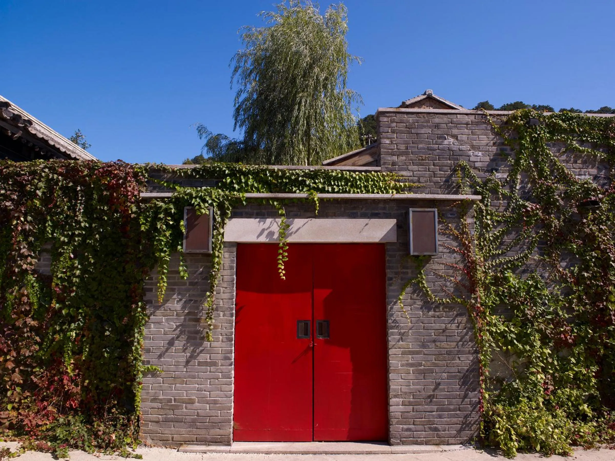 Property building in Brickyard Retreat at Mutianyu Great Wall Adjoin to Mutianyu Great Wall - Room with the View of Great Wall - Jacuzzi with the View of Great Wall - Vehicle Shuttle Service - International Catering - SPA& Nail Beauty Facilities