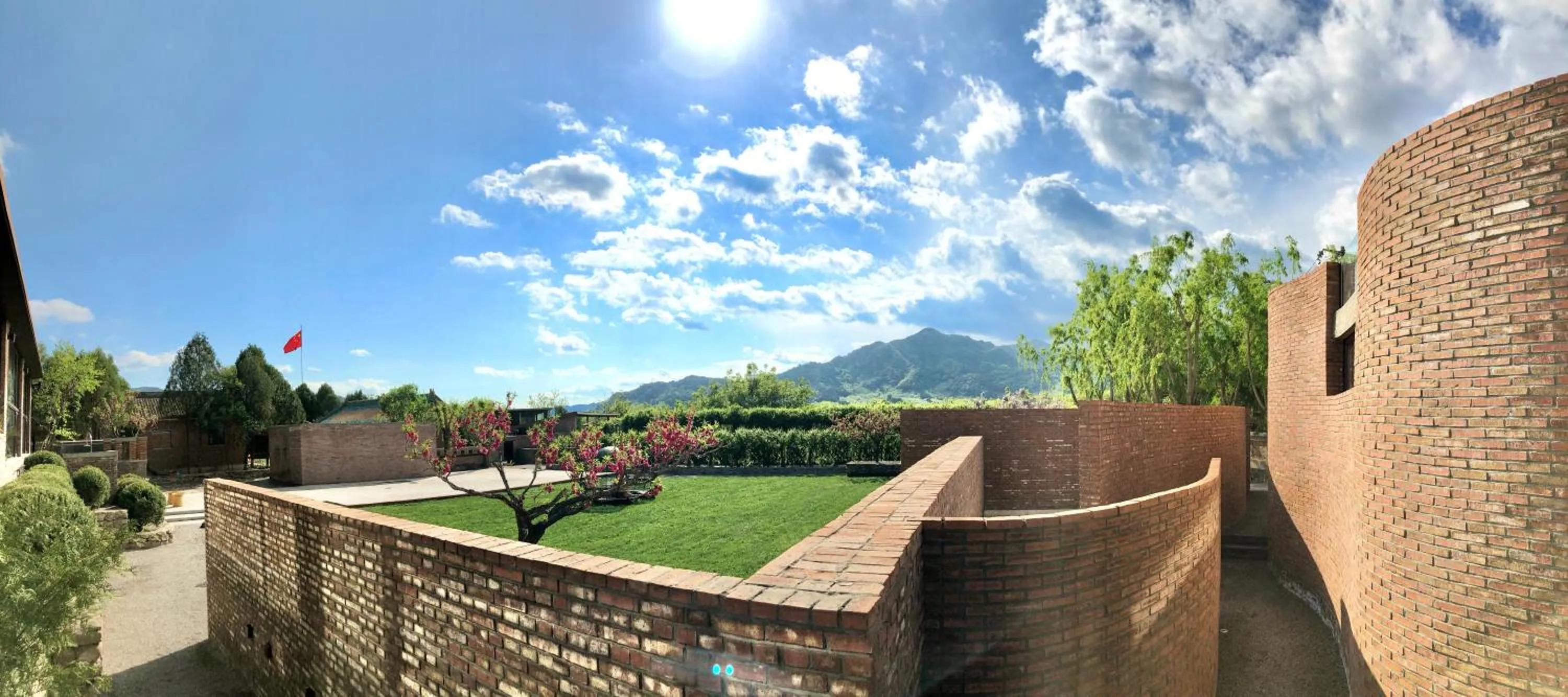 Garden in Brickyard Retreat at Mutianyu Great Wall Adjoin to Mutianyu Great Wall - Room with the View of Great Wall - Jacuzzi with the View of Great Wall - Vehicle Shuttle Service - International Catering - SPA& Nail Beauty Facilities