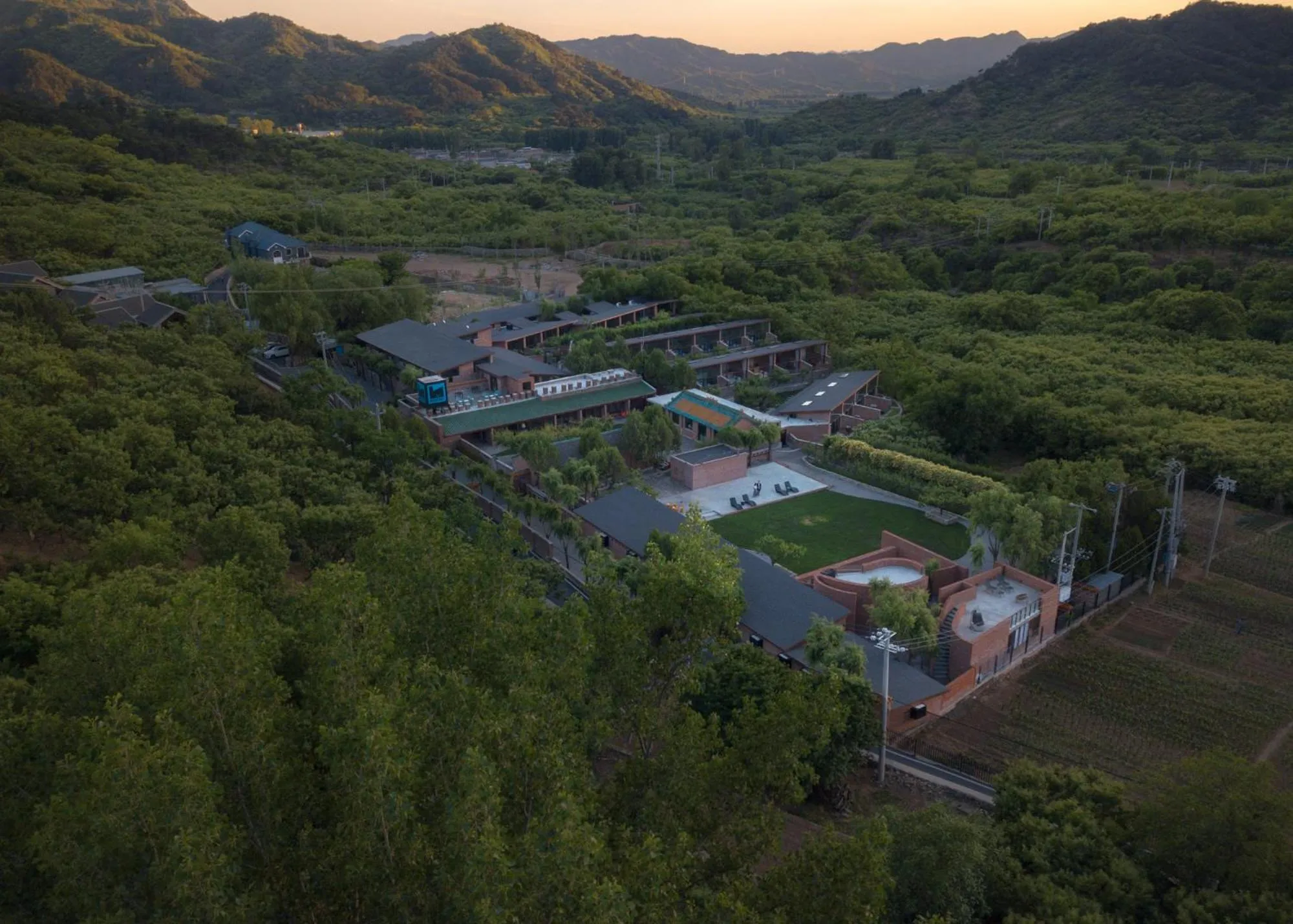 Spring in Brickyard Retreat at Mutianyu Great Wall Adjoin to Mutianyu Great Wall - Room with the View of Great Wall - Jacuzzi with the View of Great Wall - Vehicle Shuttle Service - International Catering - SPA& Nail Beauty Facilities