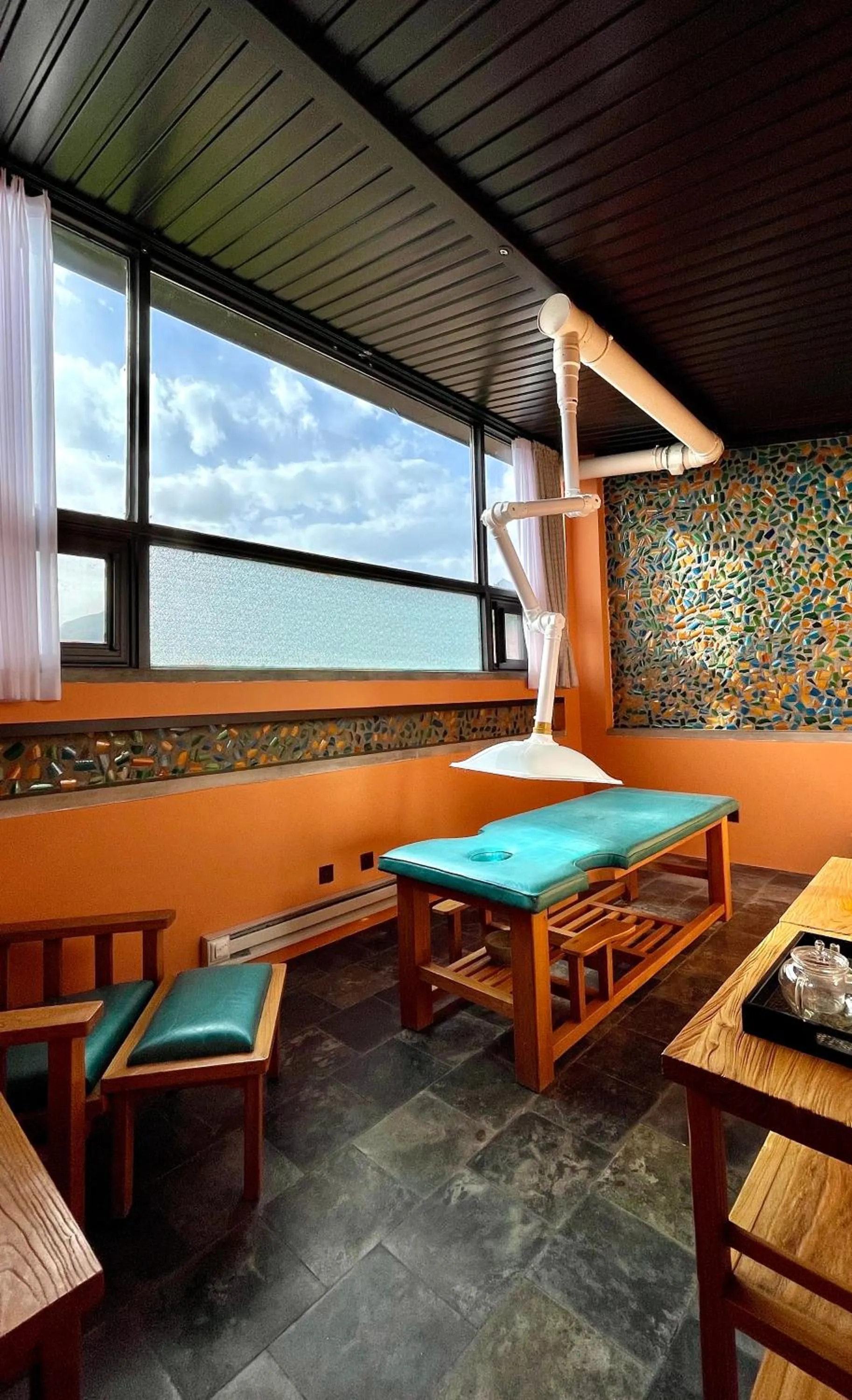 Spa and wellness centre/facilities in Brickyard Retreat at Mutianyu Great Wall Adjoin to Mutianyu Great Wall - Room with the View of Great Wall - Jacuzzi with the View of Great Wall - Vehicle Shuttle Service - International Catering - SPA& Nail Beauty Facilities