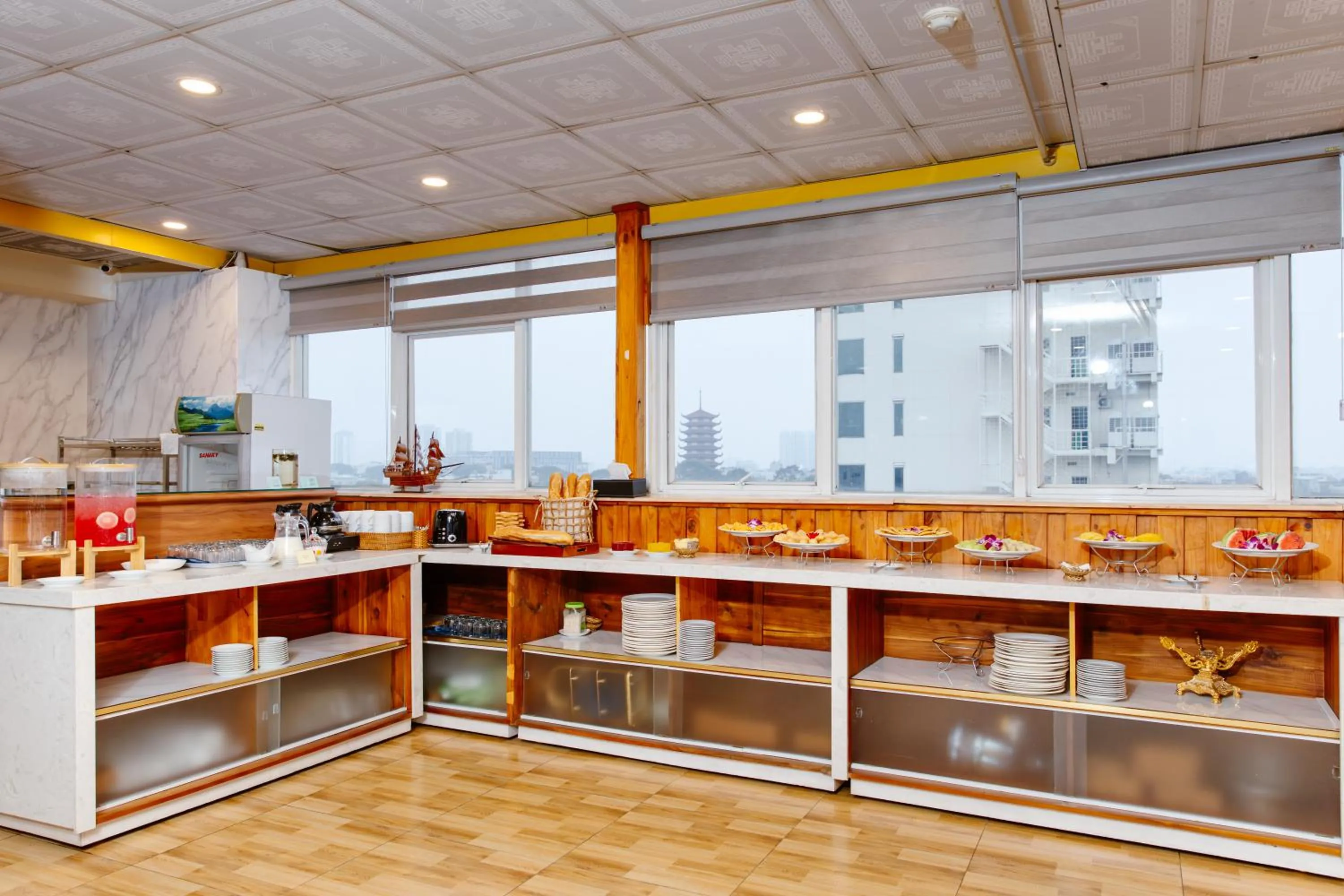 Restaurant/places to eat in Boss Palace Hotel