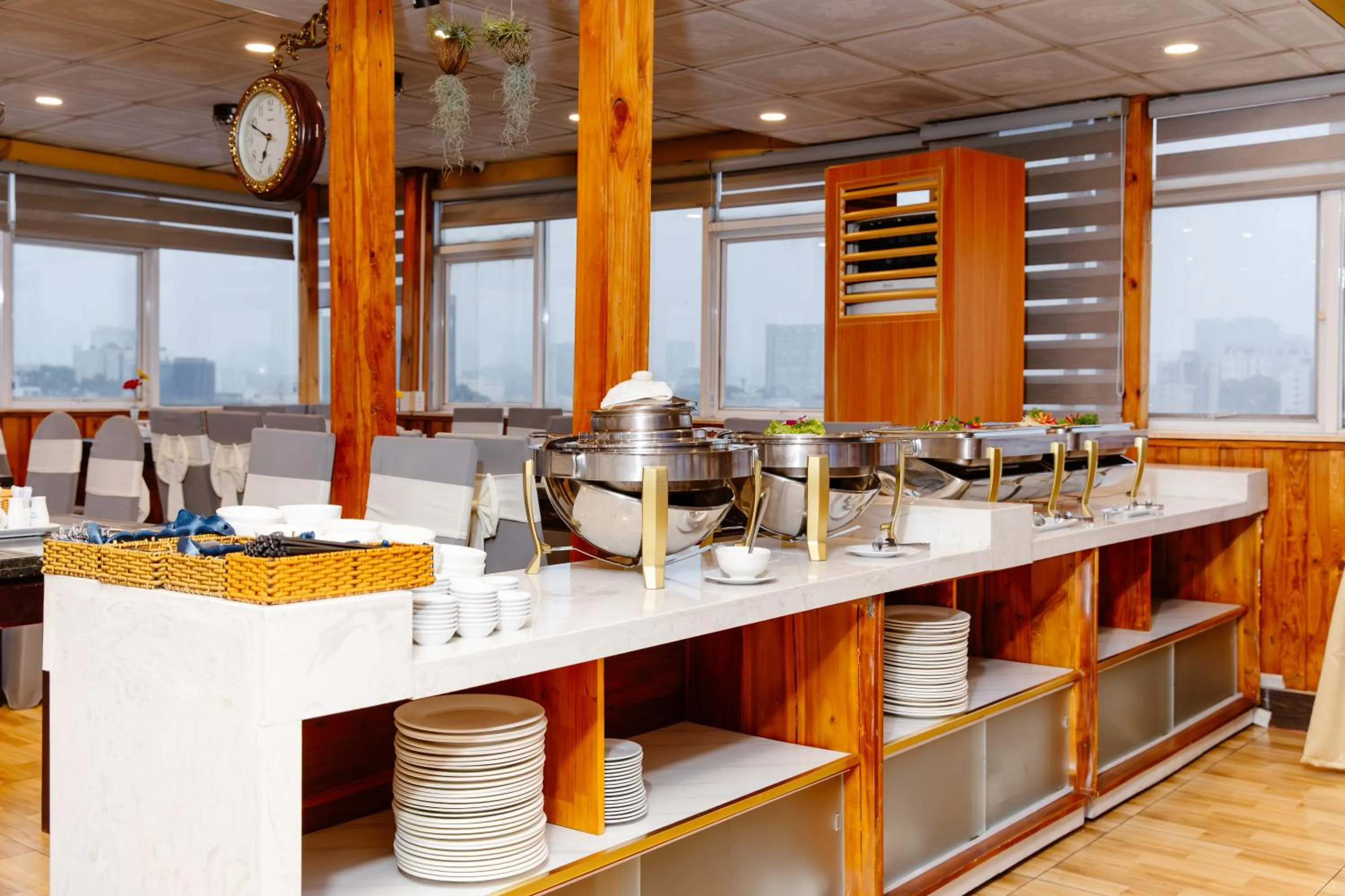 Restaurant/places to eat in Boss Palace Hotel