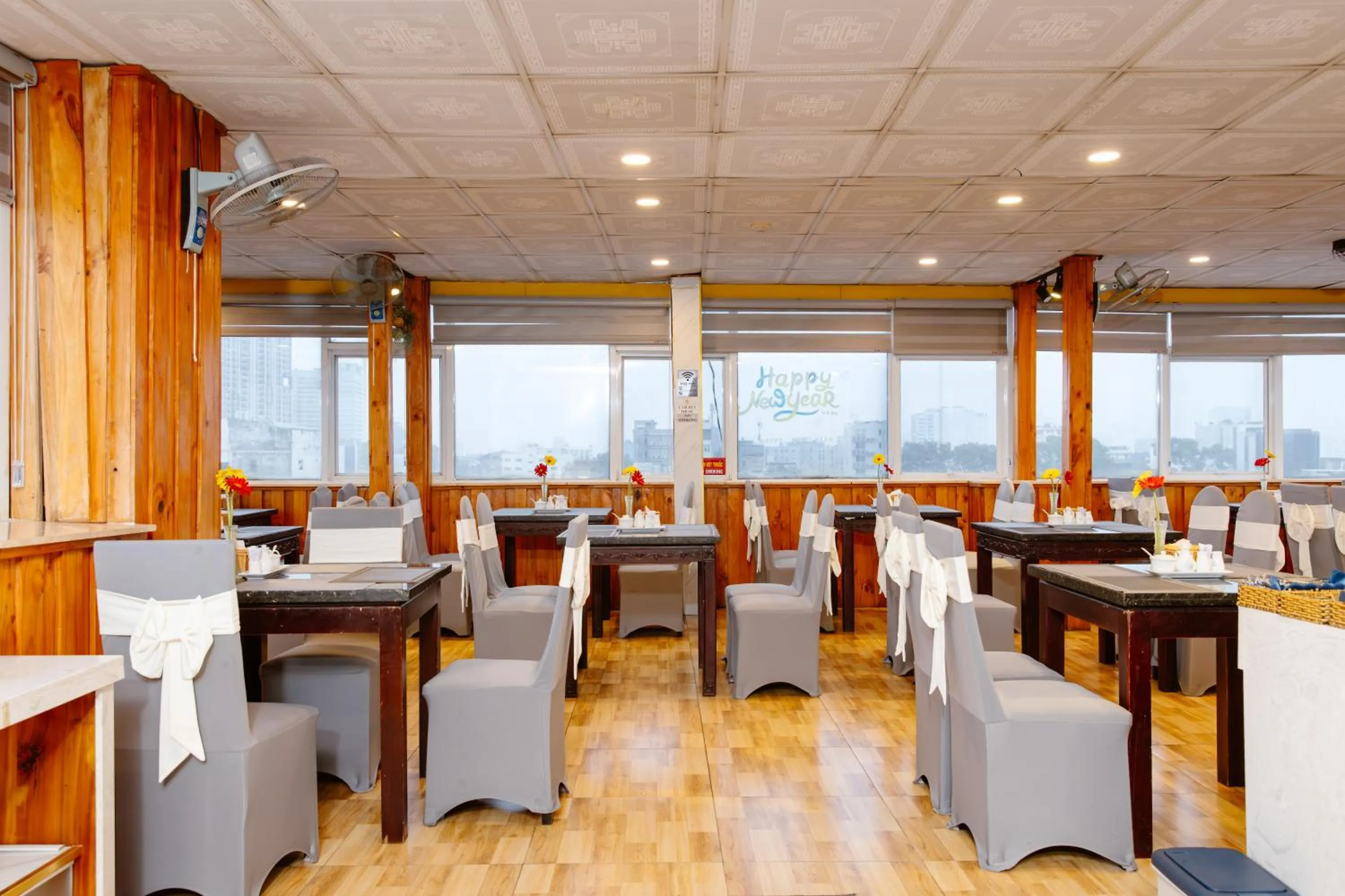 Restaurant/places to eat in Boss Palace Hotel