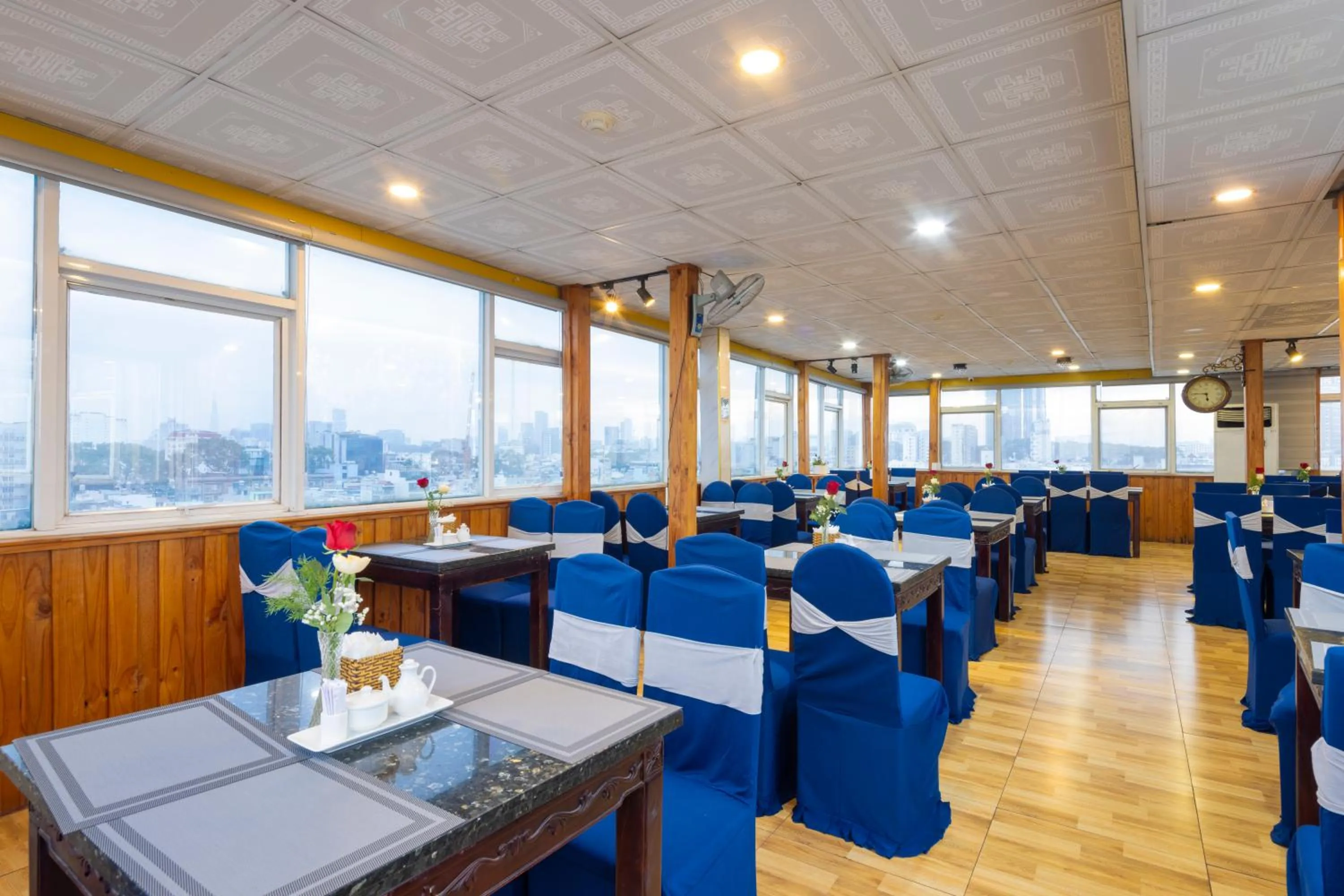 Restaurant/places to eat in Boss Palace Hotel