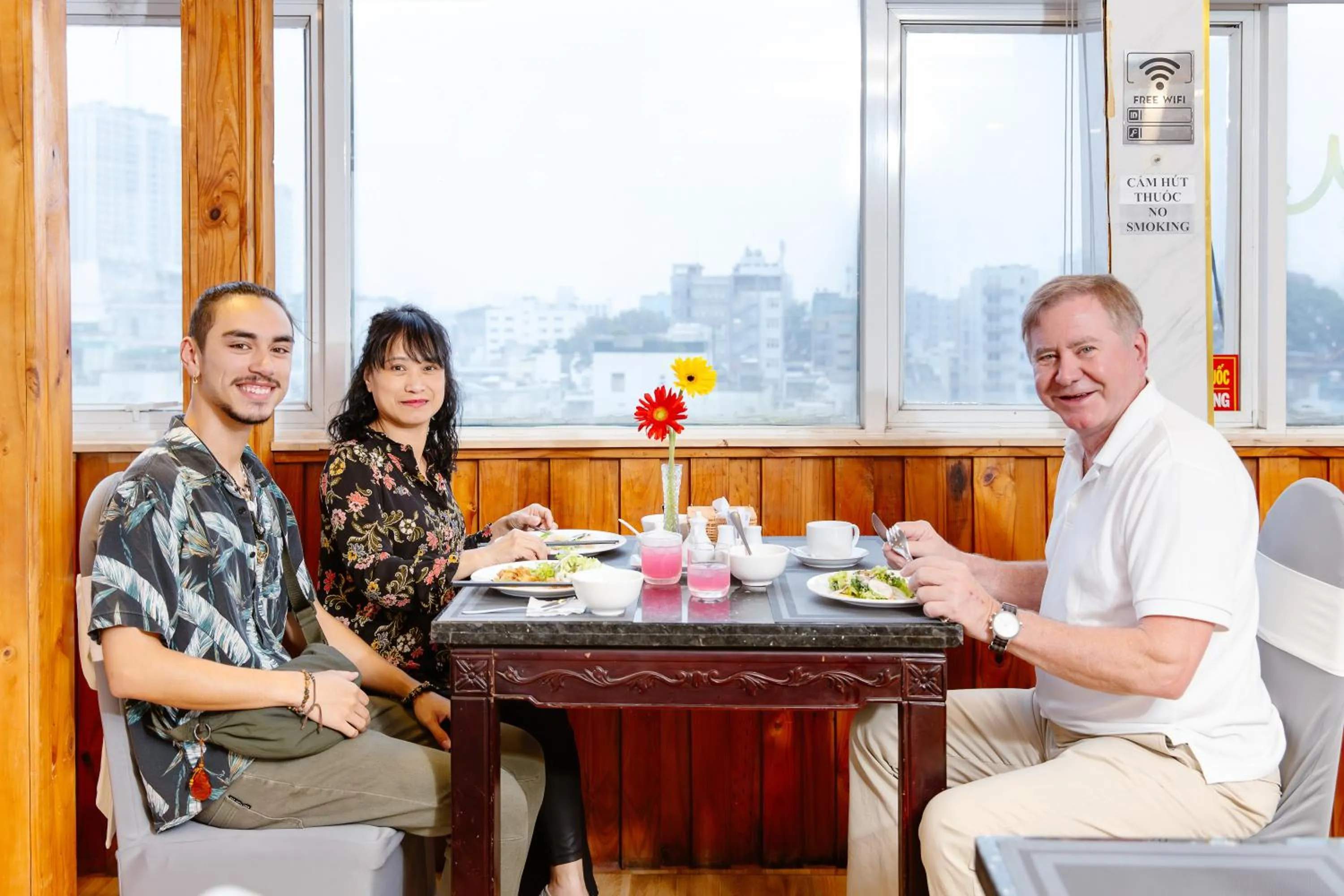 Restaurant/places to eat in Boss Palace Hotel