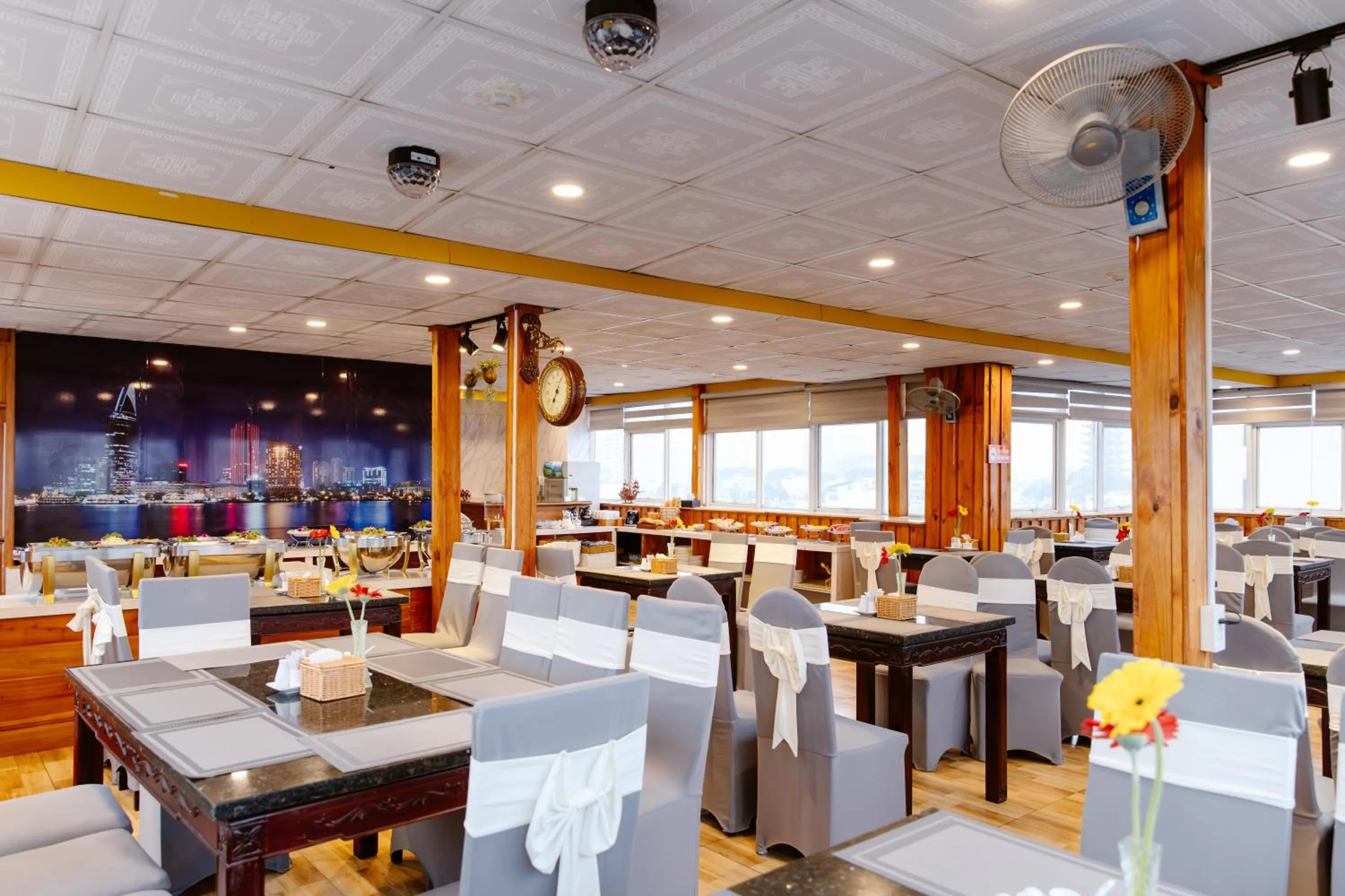 Restaurant/places to eat in Boss Palace Hotel