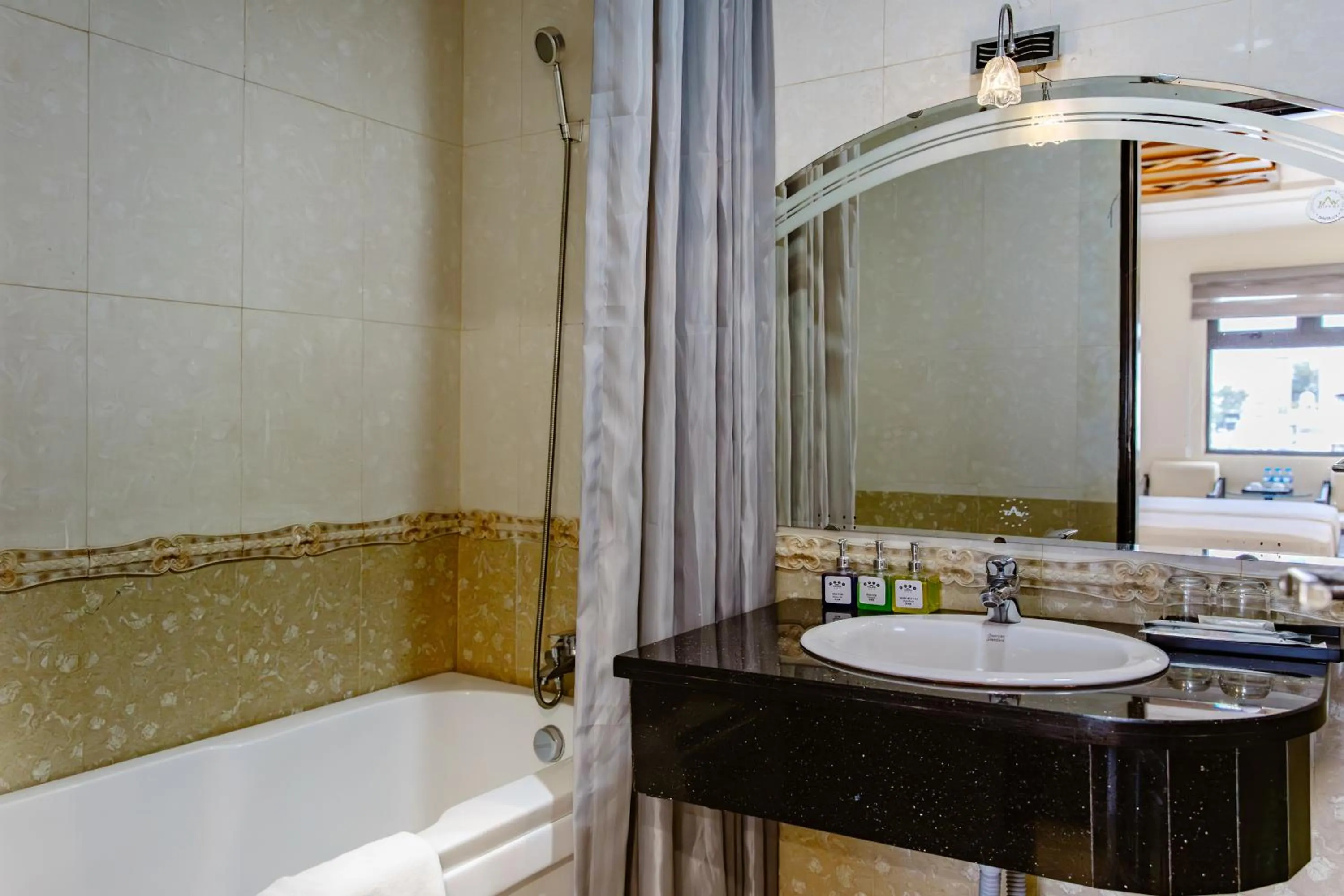 Shower in Boss Palace Hotel