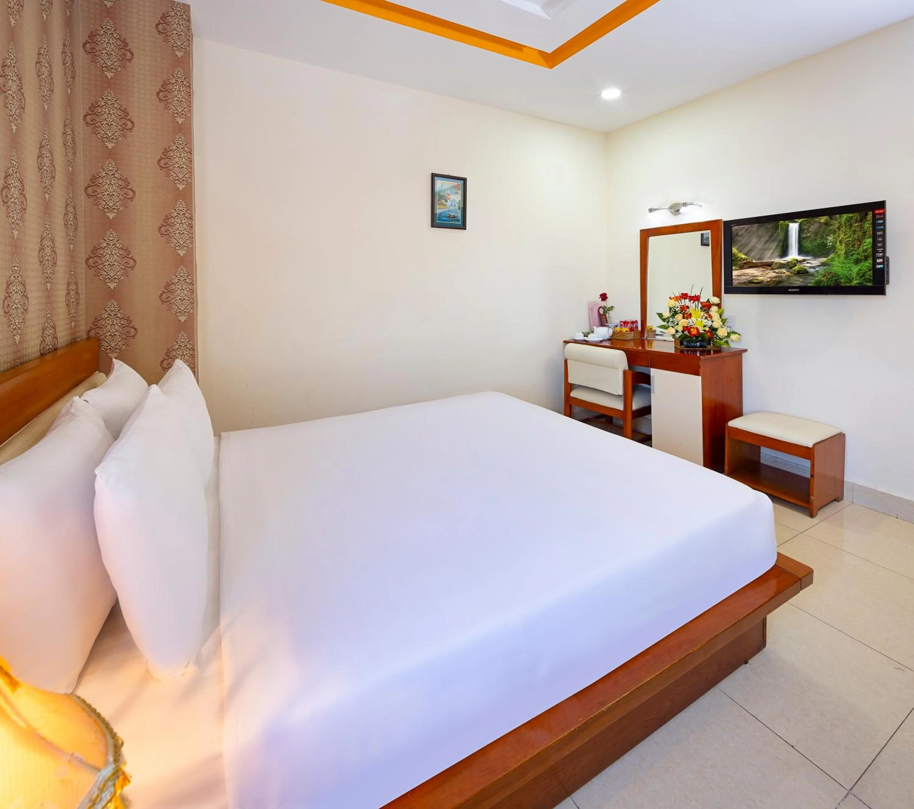 Photo of the whole room, Bed in Boss Palace Hotel