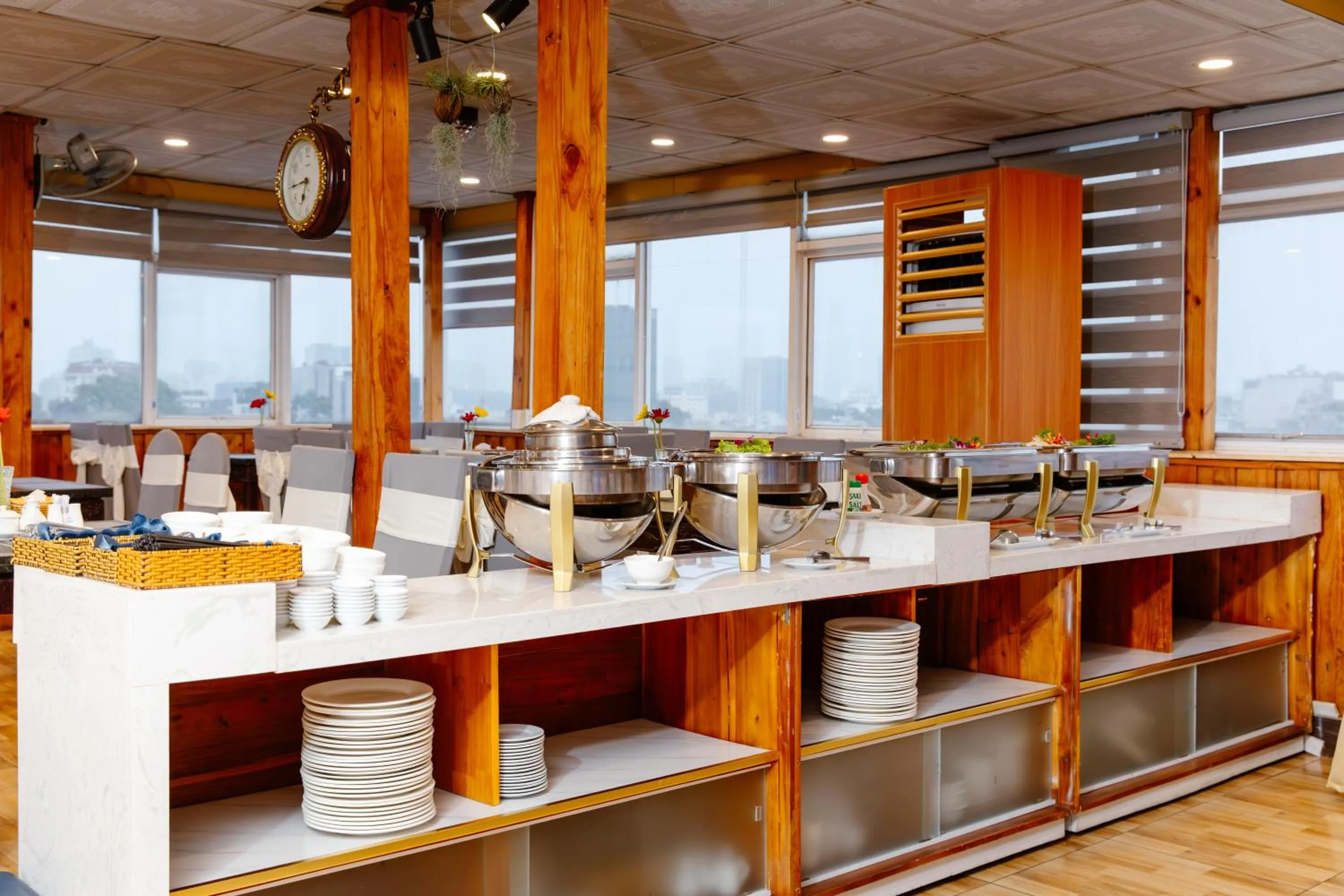 Restaurant/places to eat in Boss Palace Hotel