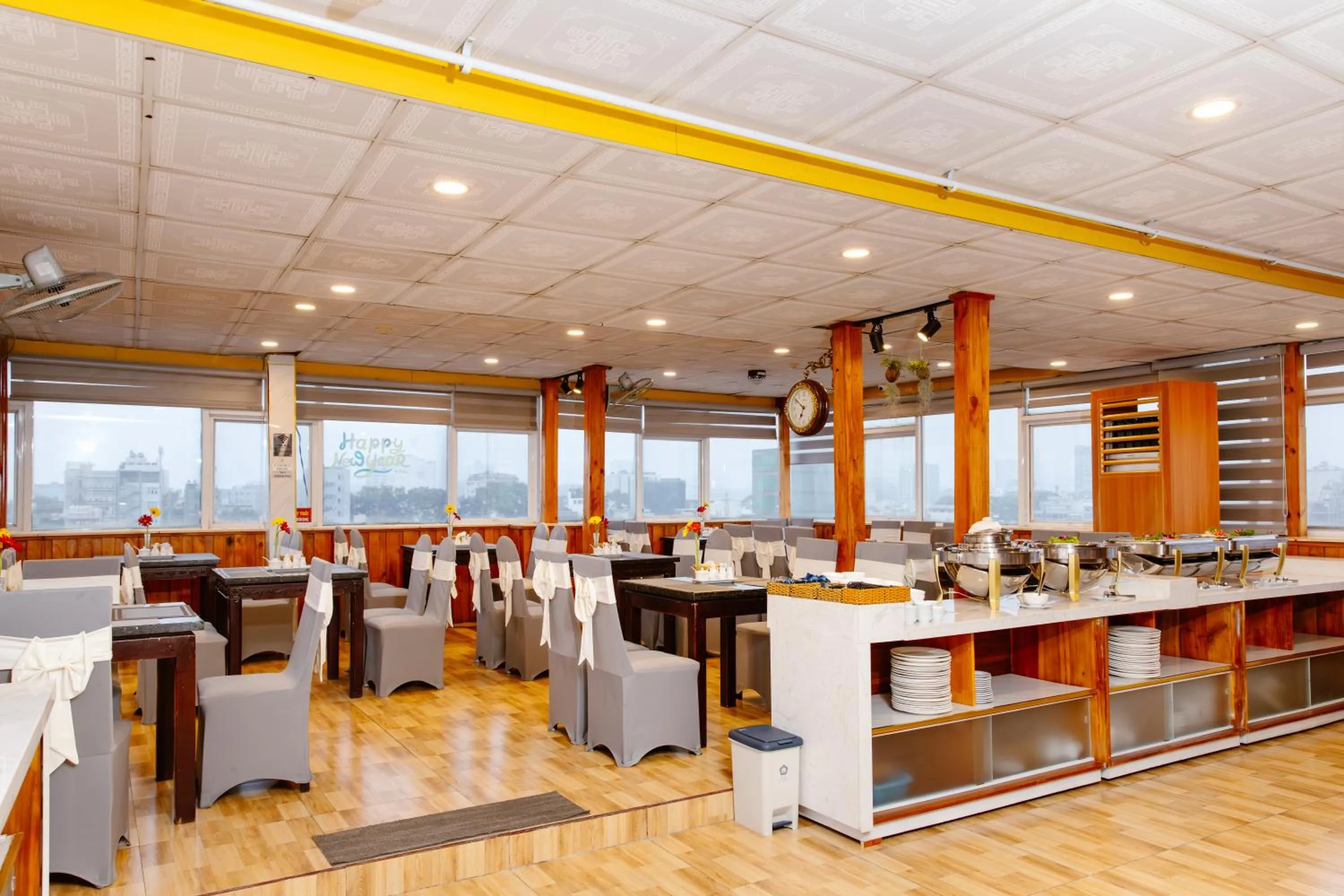 Restaurant/places to eat in Boss Palace Hotel