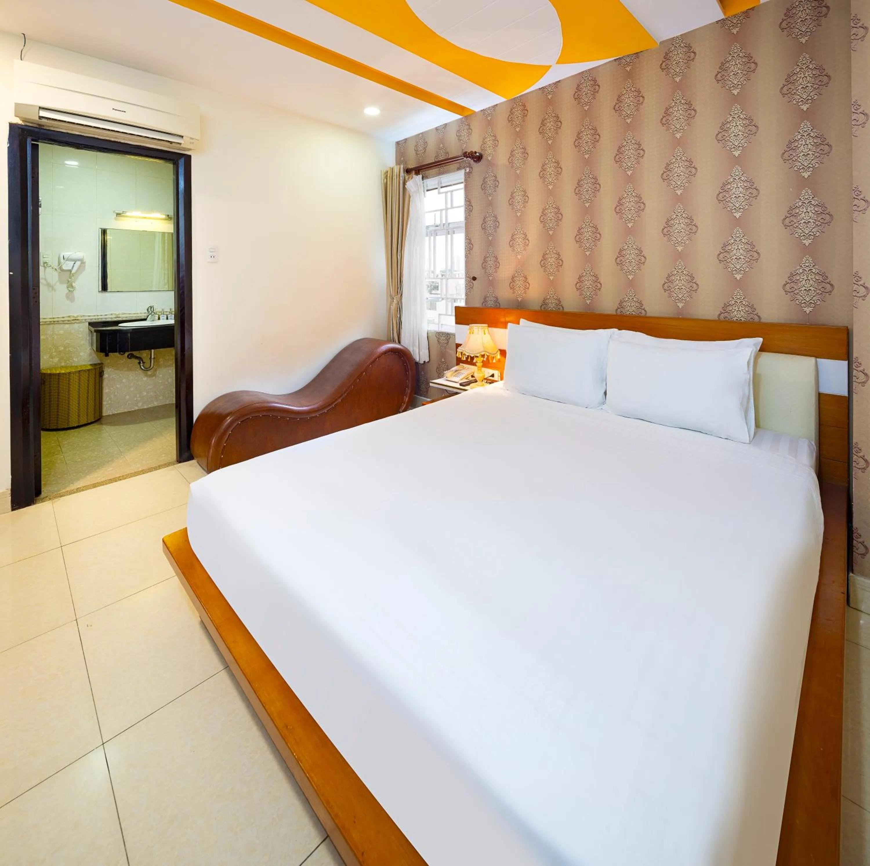 Photo of the whole room, Bed in Boss Palace Hotel