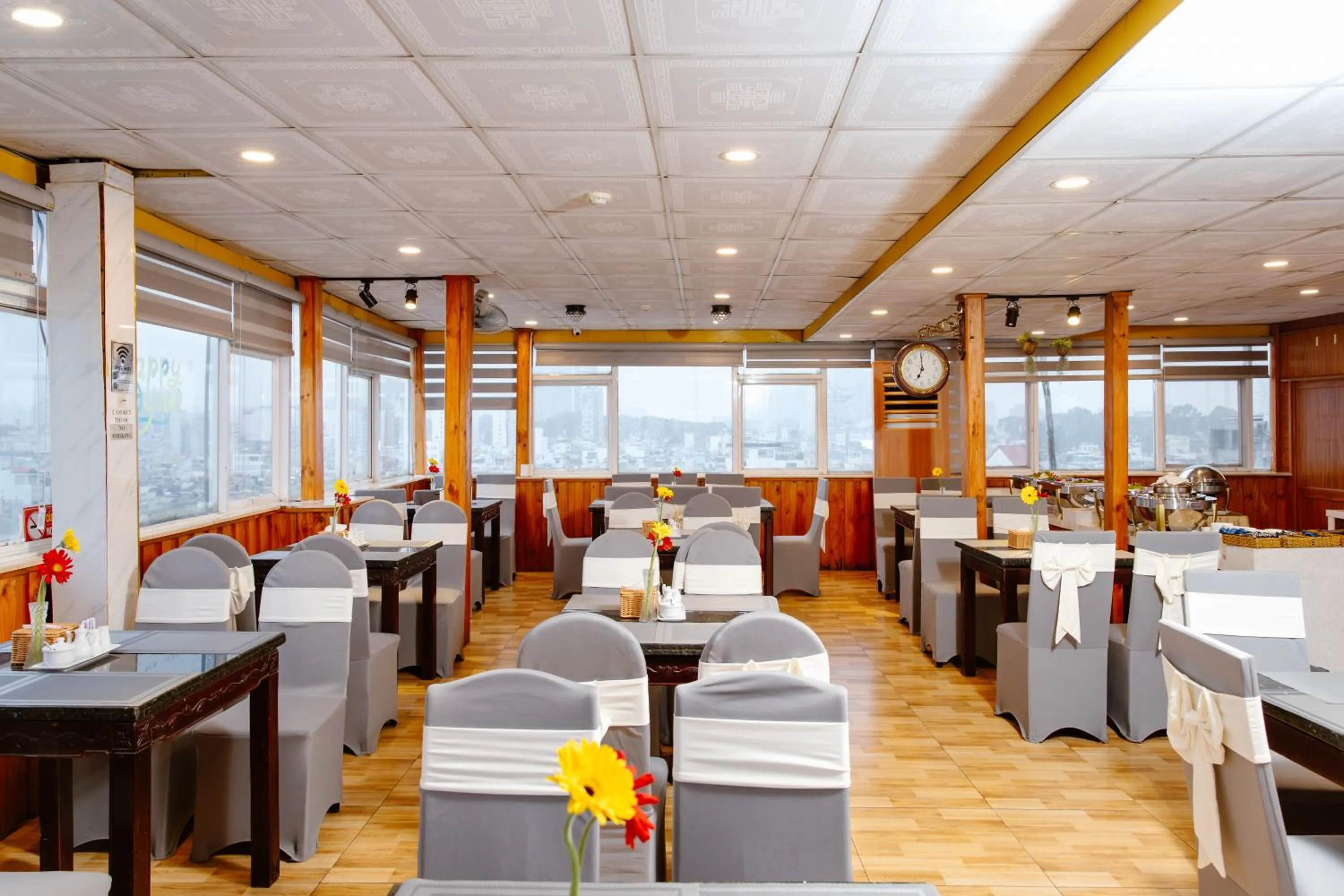 Restaurant/places to eat in Boss Palace Hotel