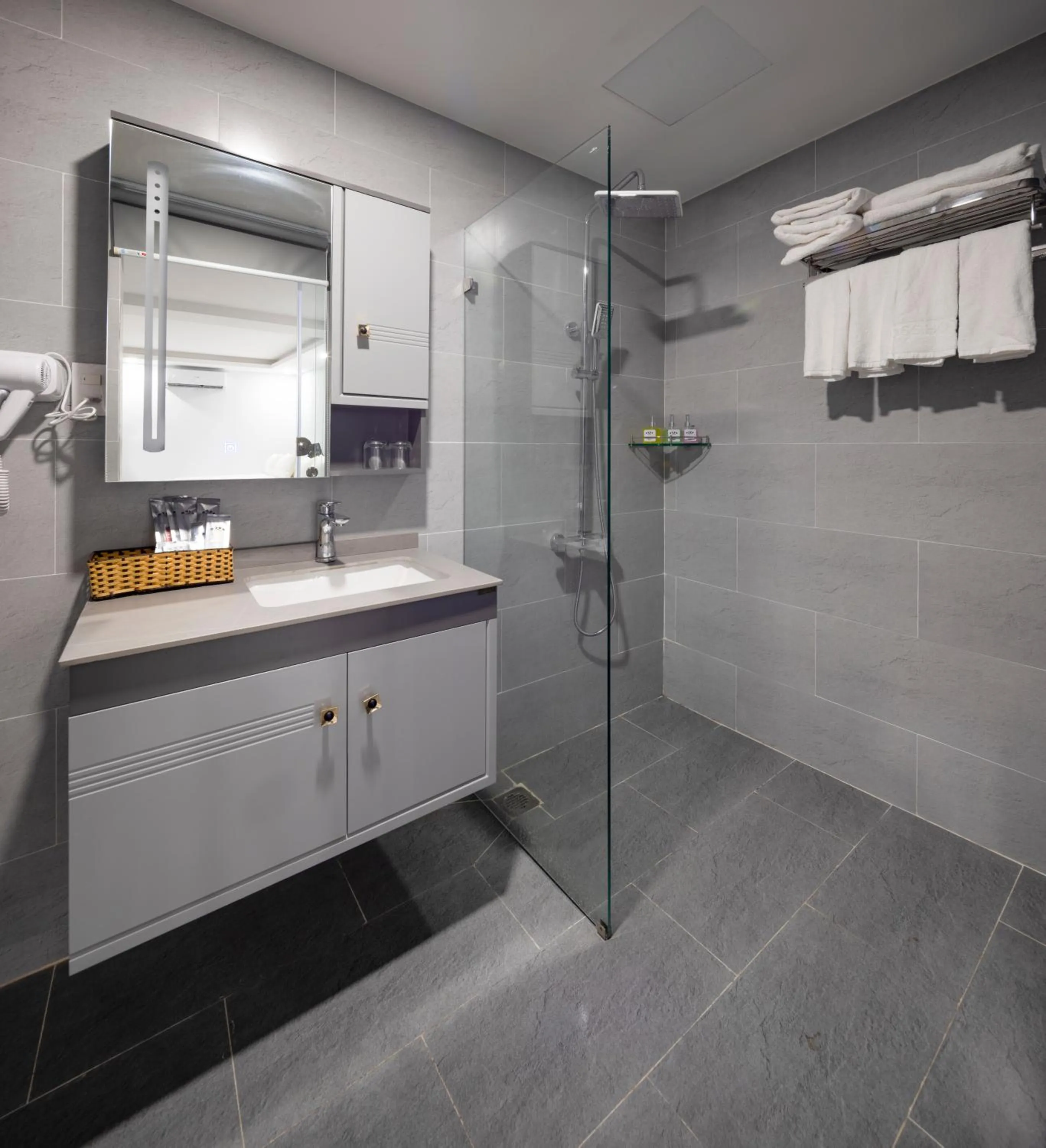 Shower in Boss Palace Hotel