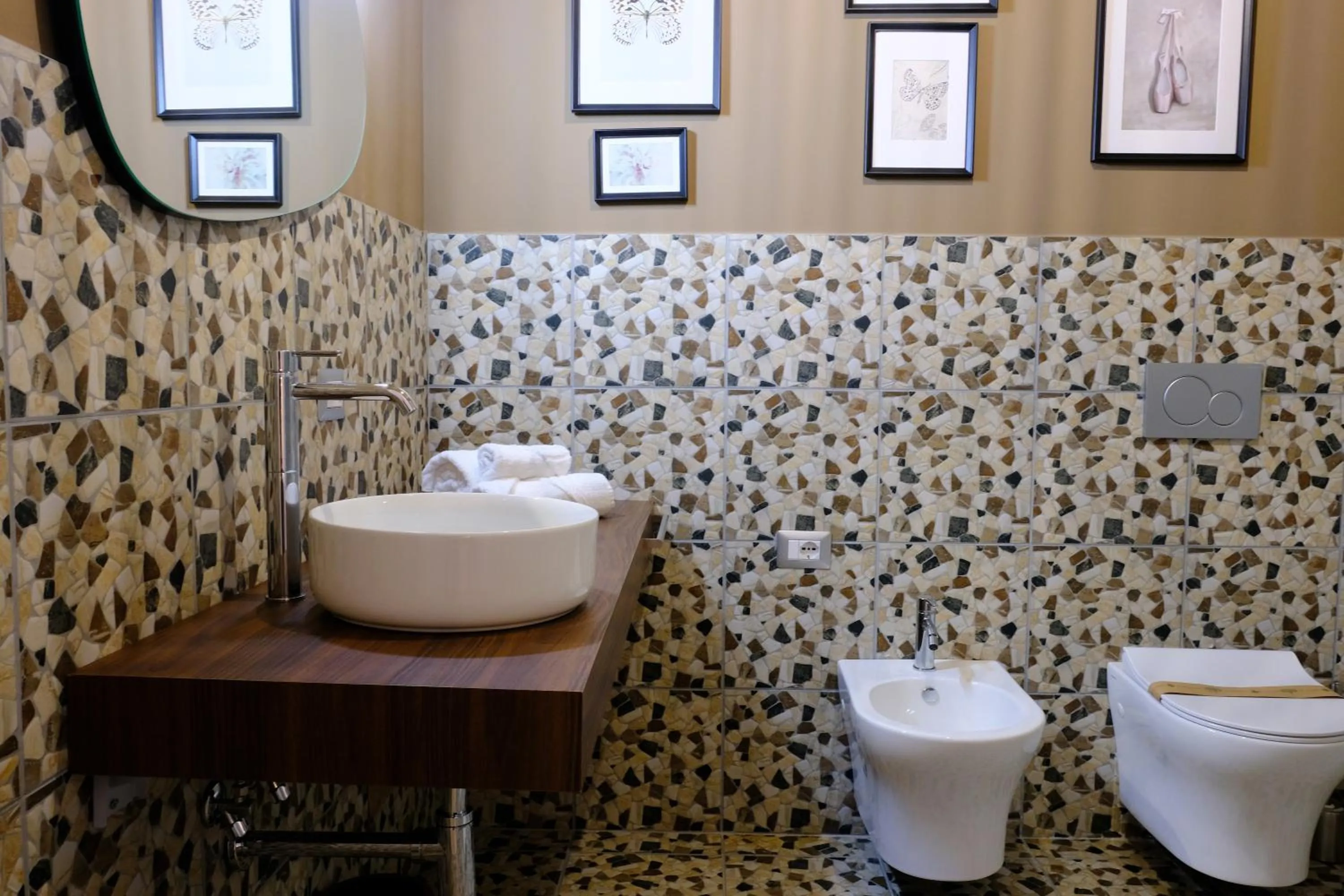 Toilet in MATTEOTTI ROOMS