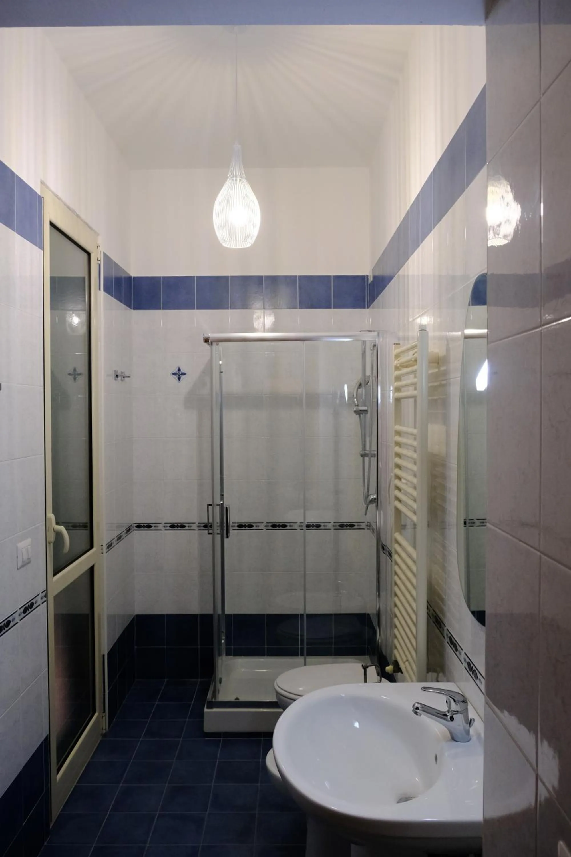 Shower in MATTEOTTI ROOMS