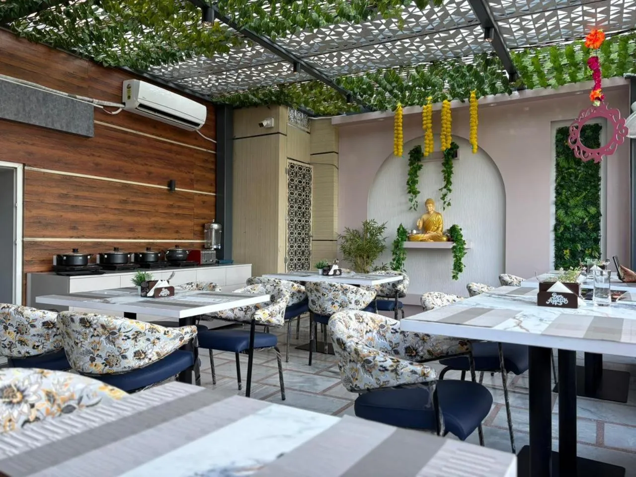 Restaurant/places to eat in Hotel Mahadev Rishikesh