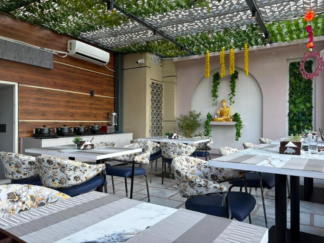 Restaurant/places to eat in Hotel Mahadev Rishikesh