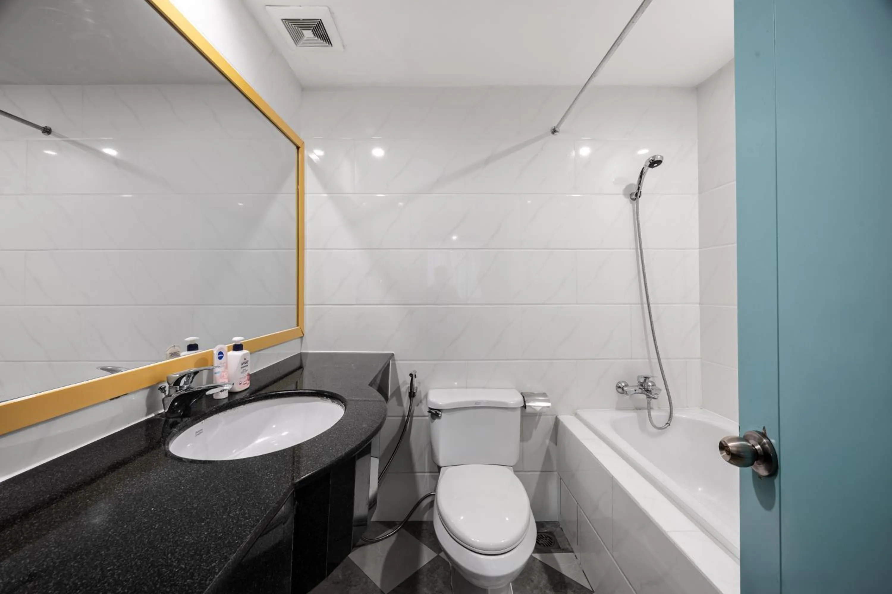 Shower in A25 Hotel - 55 Lê Anh Xuân