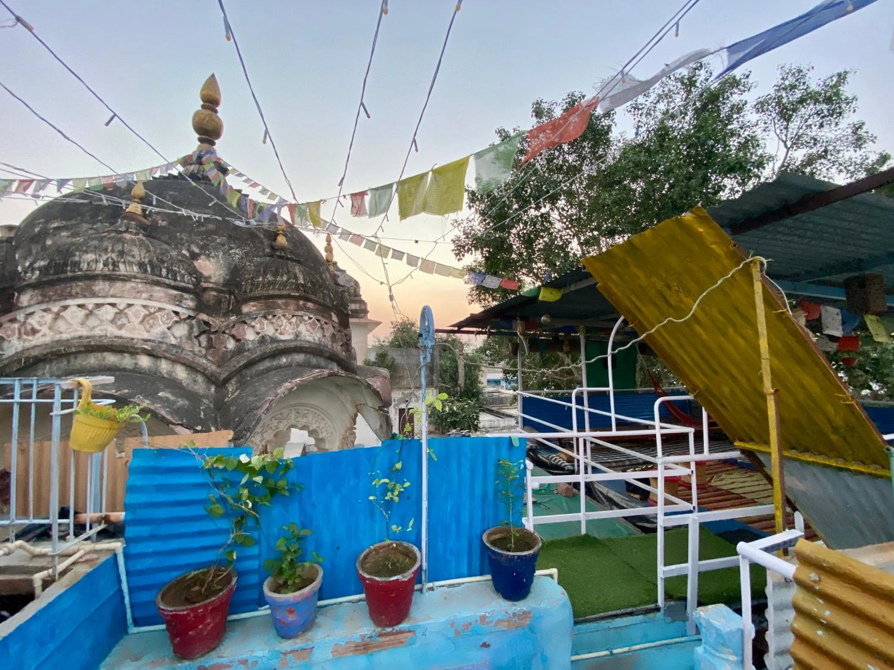 Restaurant/places to eat in Bob hostel