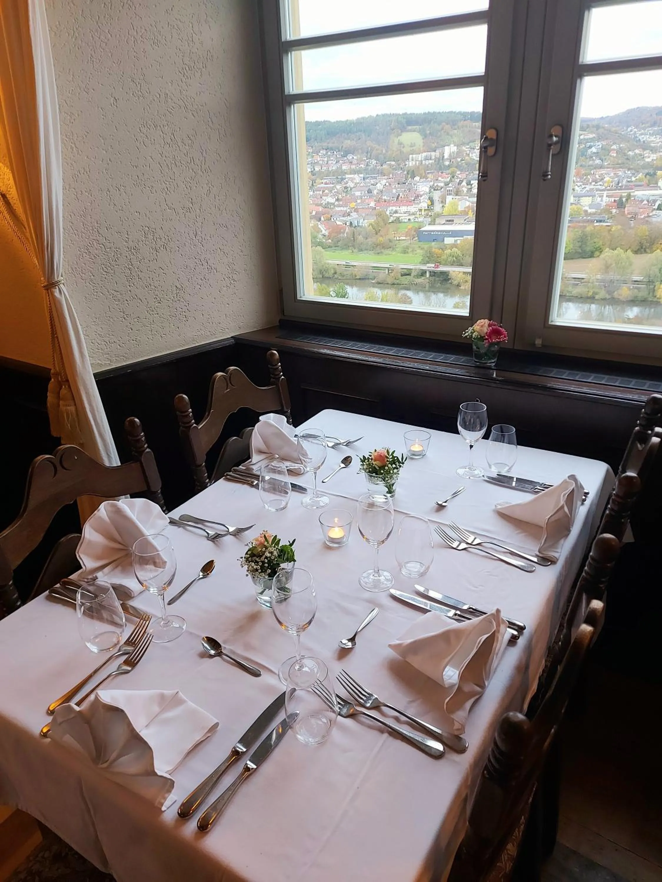 Restaurant/places to eat in Eventlocation & Hotel Schloss Neuburg