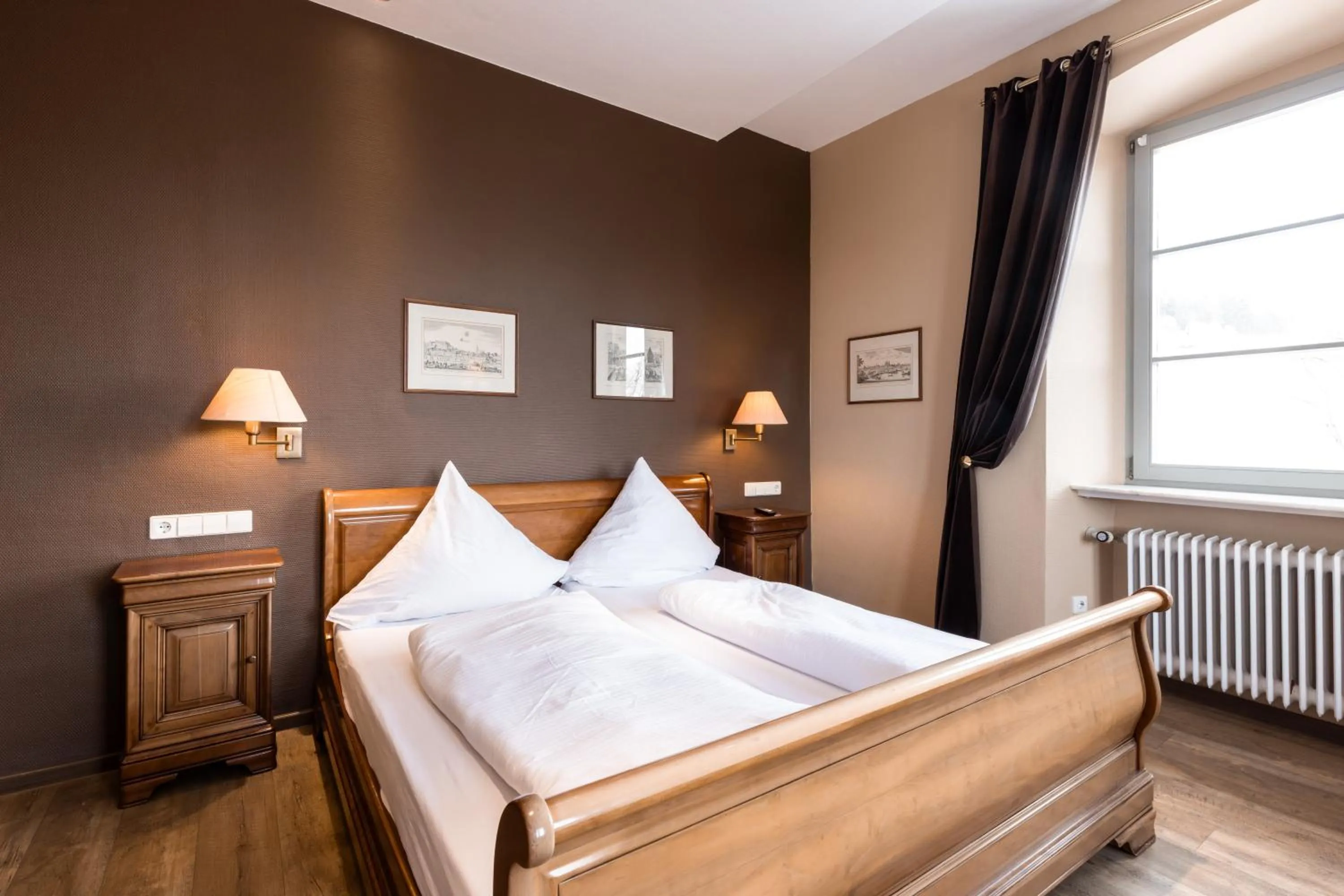 Photo of the whole room, Bed in Eventlocation & Hotel Schloss Neuburg