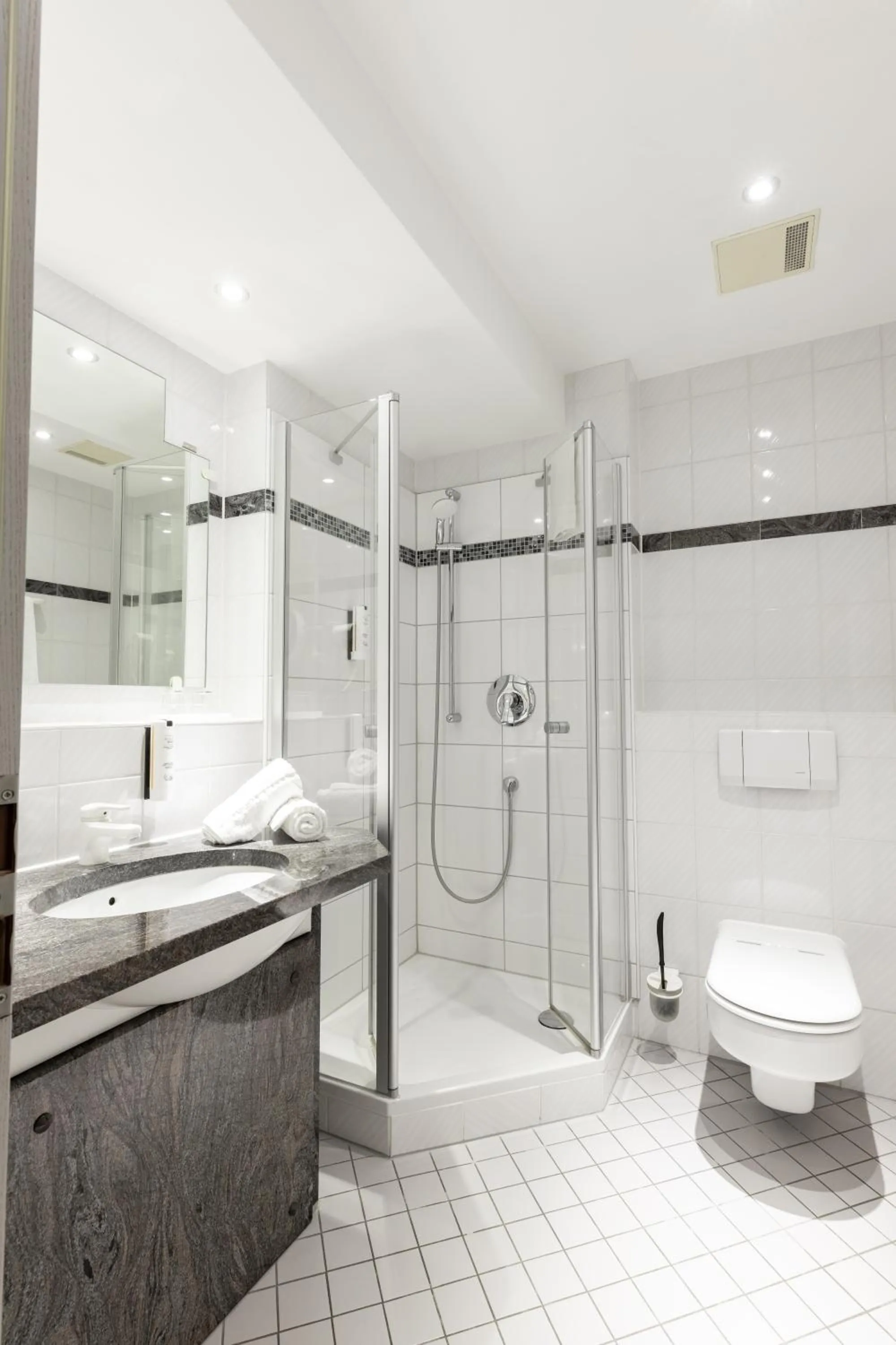 Bathroom in Eventlocation & Hotel Schloss Neuburg