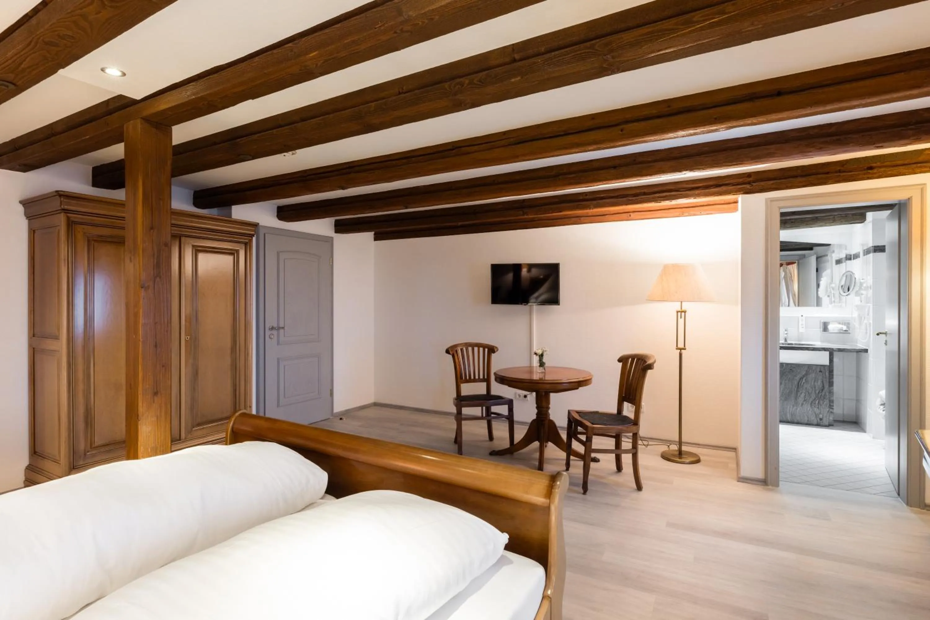 Photo of the whole room, Bed in Eventlocation & Hotel Schloss Neuburg