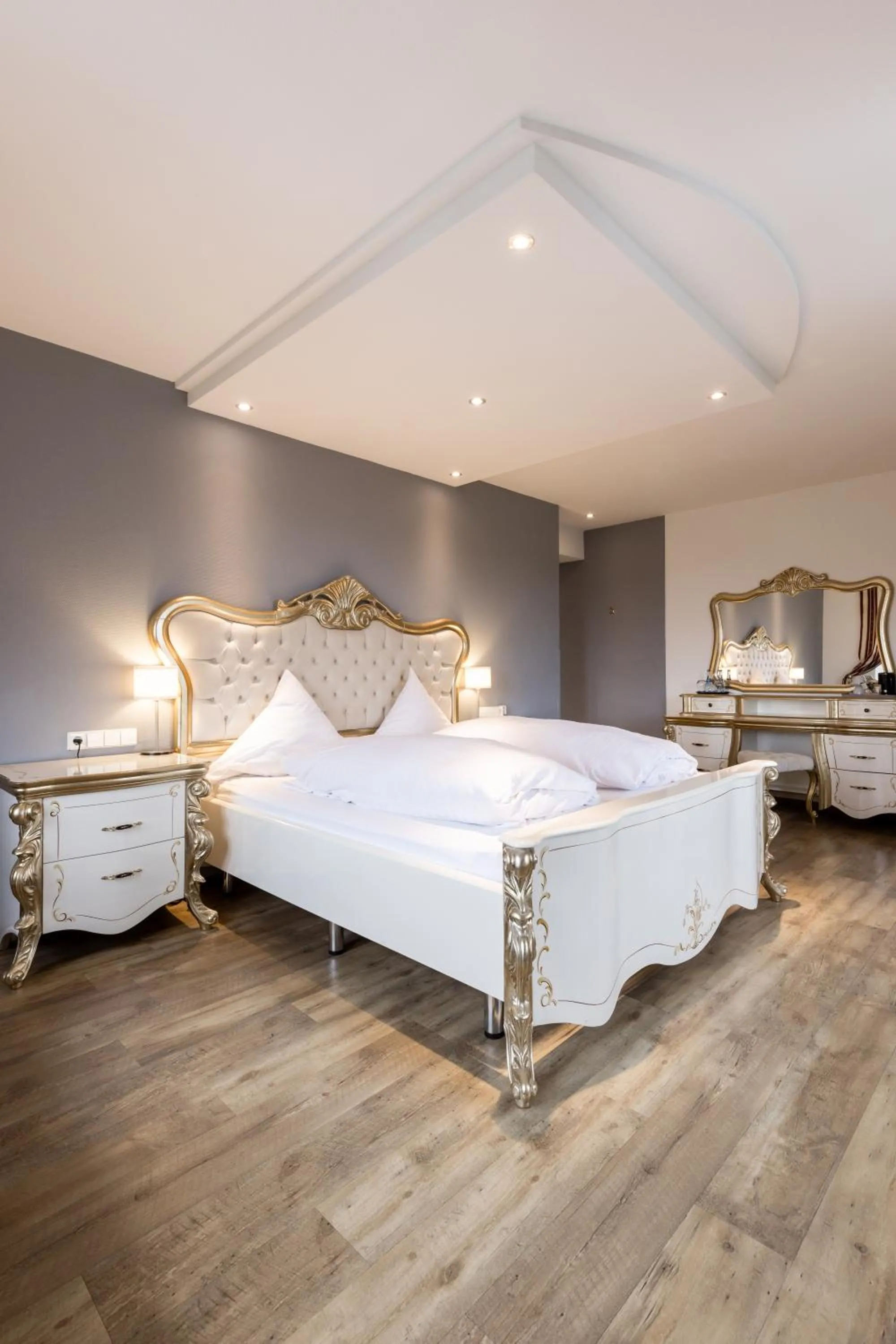 Photo of the whole room, Bed in Eventlocation & Hotel Schloss Neuburg