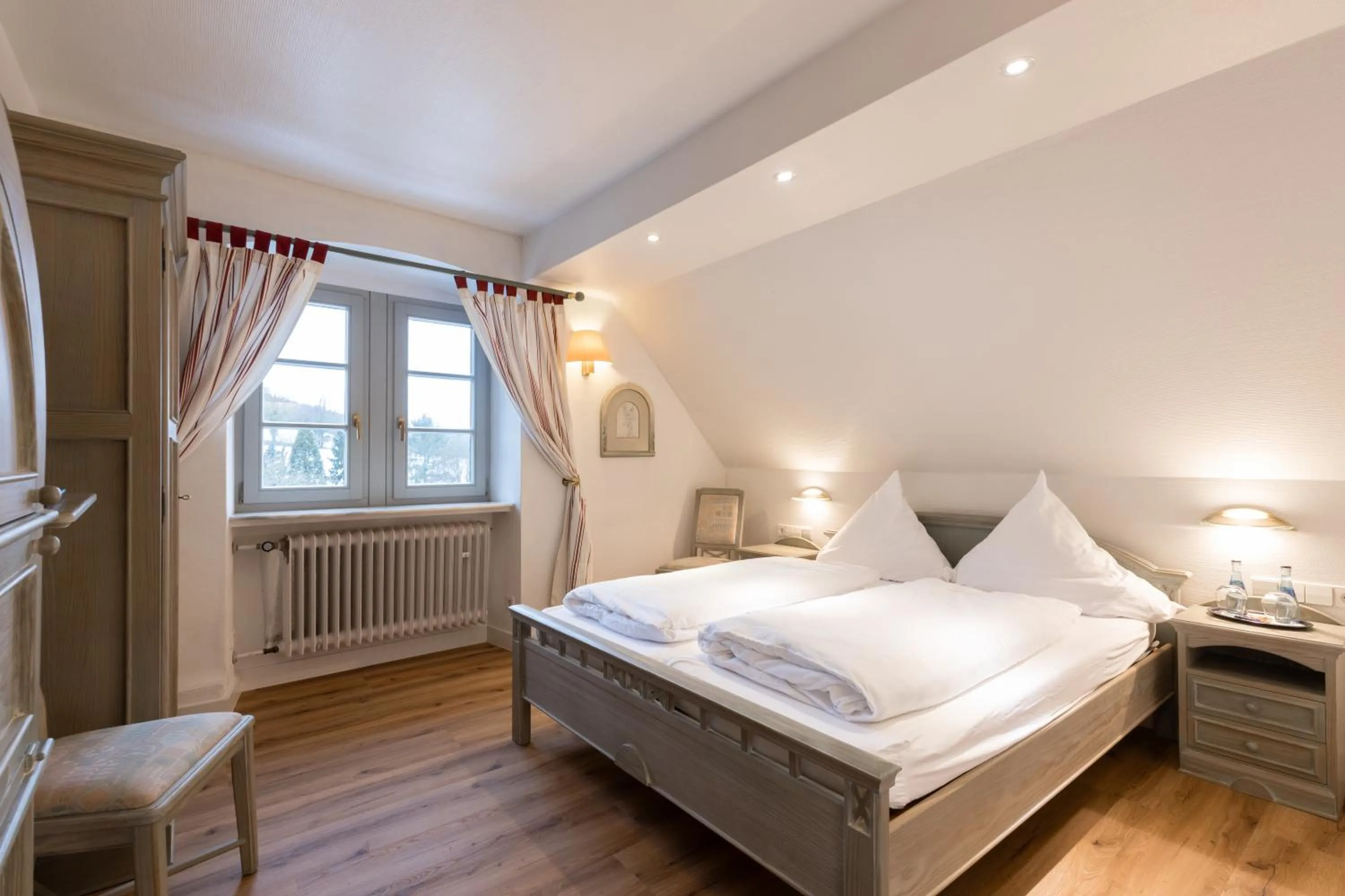 Photo of the whole room, Bed in Eventlocation & Hotel Schloss Neuburg