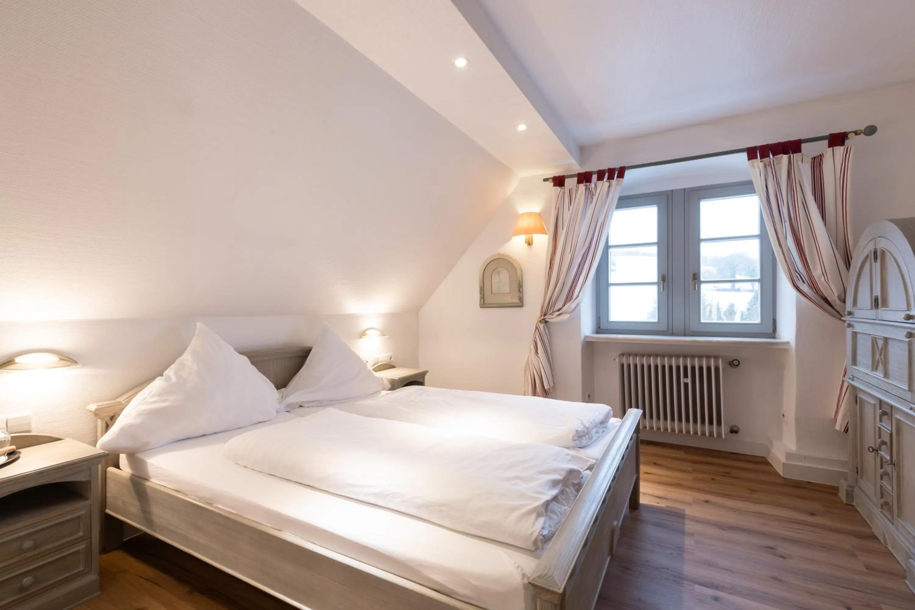 Photo of the whole room, Bed in Eventlocation & Hotel Schloss Neuburg