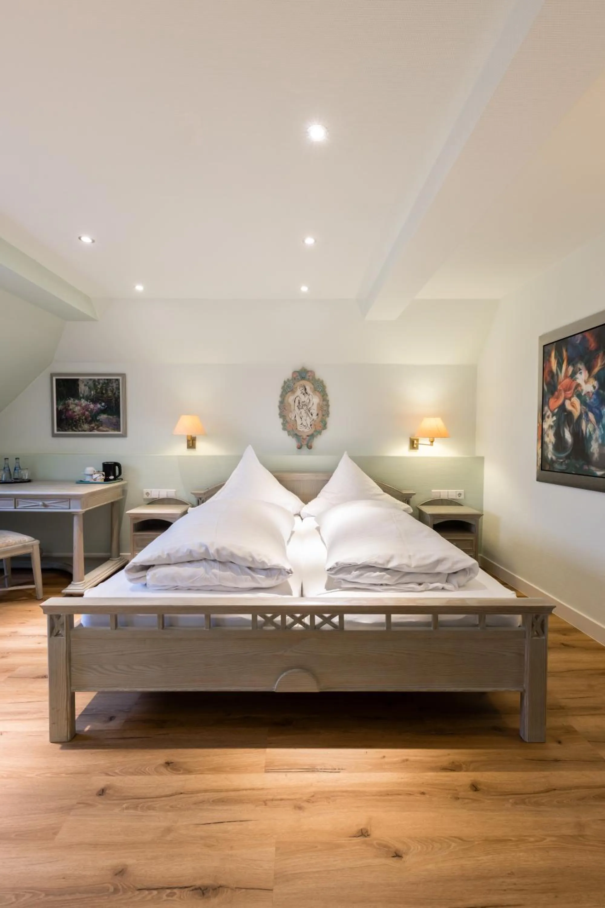 Photo of the whole room, Bed in Eventlocation & Hotel Schloss Neuburg