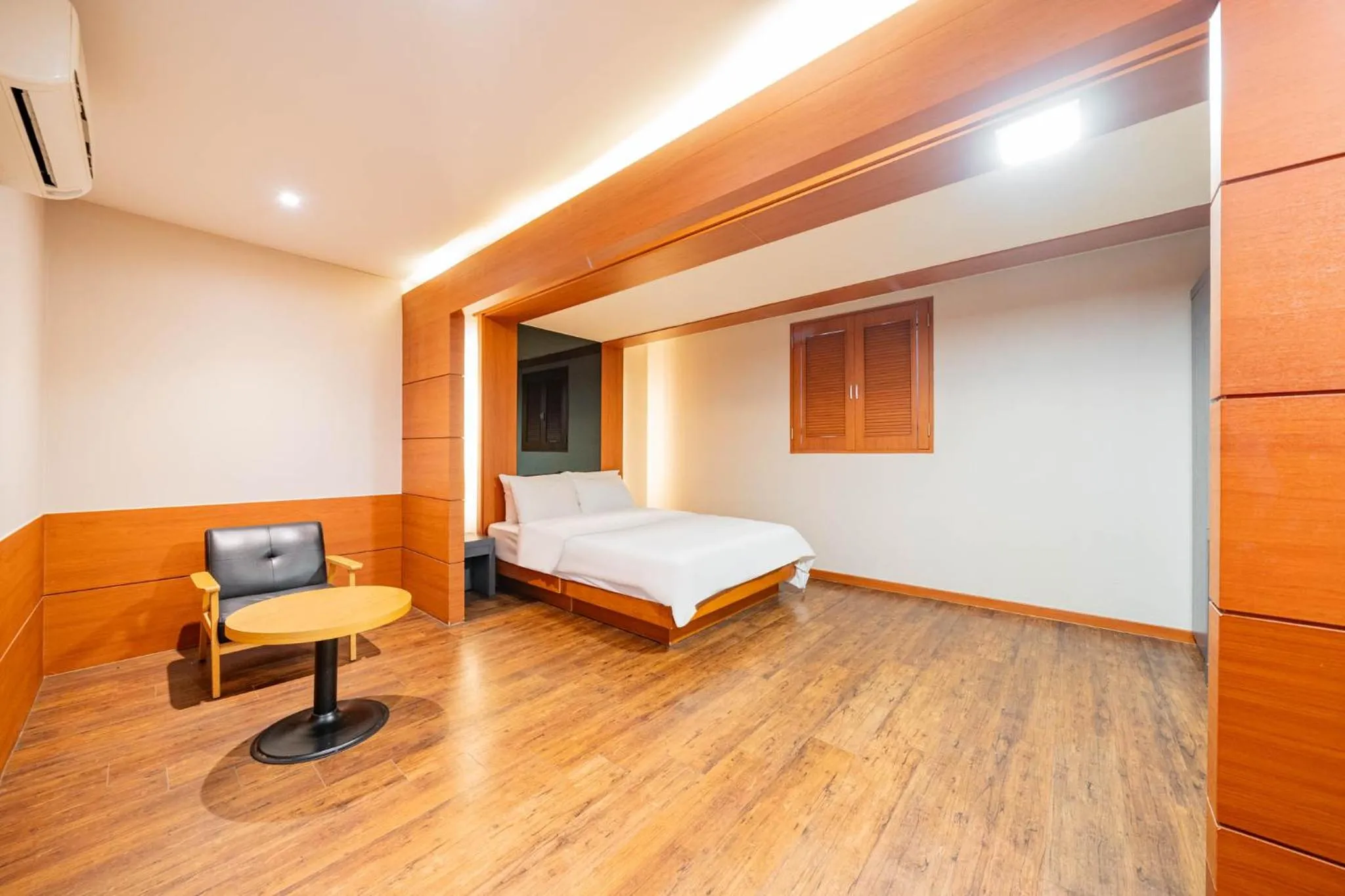 Photo of the whole room, Bed in incheon Airport Hotel June
