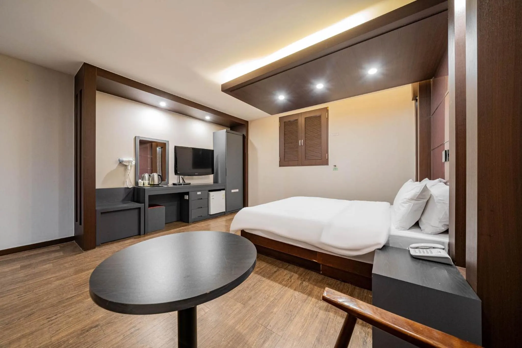 Photo of the whole room, Bed in incheon Airport Hotel June