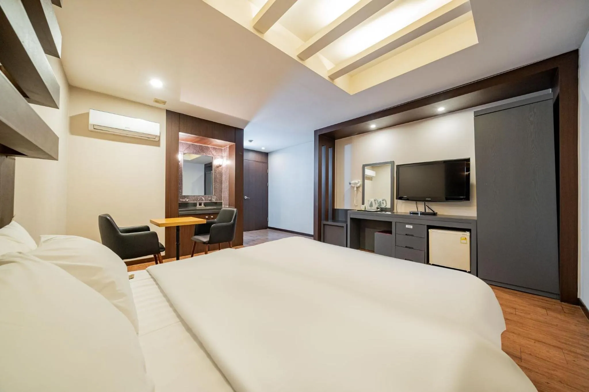 Photo of the whole room, Bed in incheon Airport Hotel June