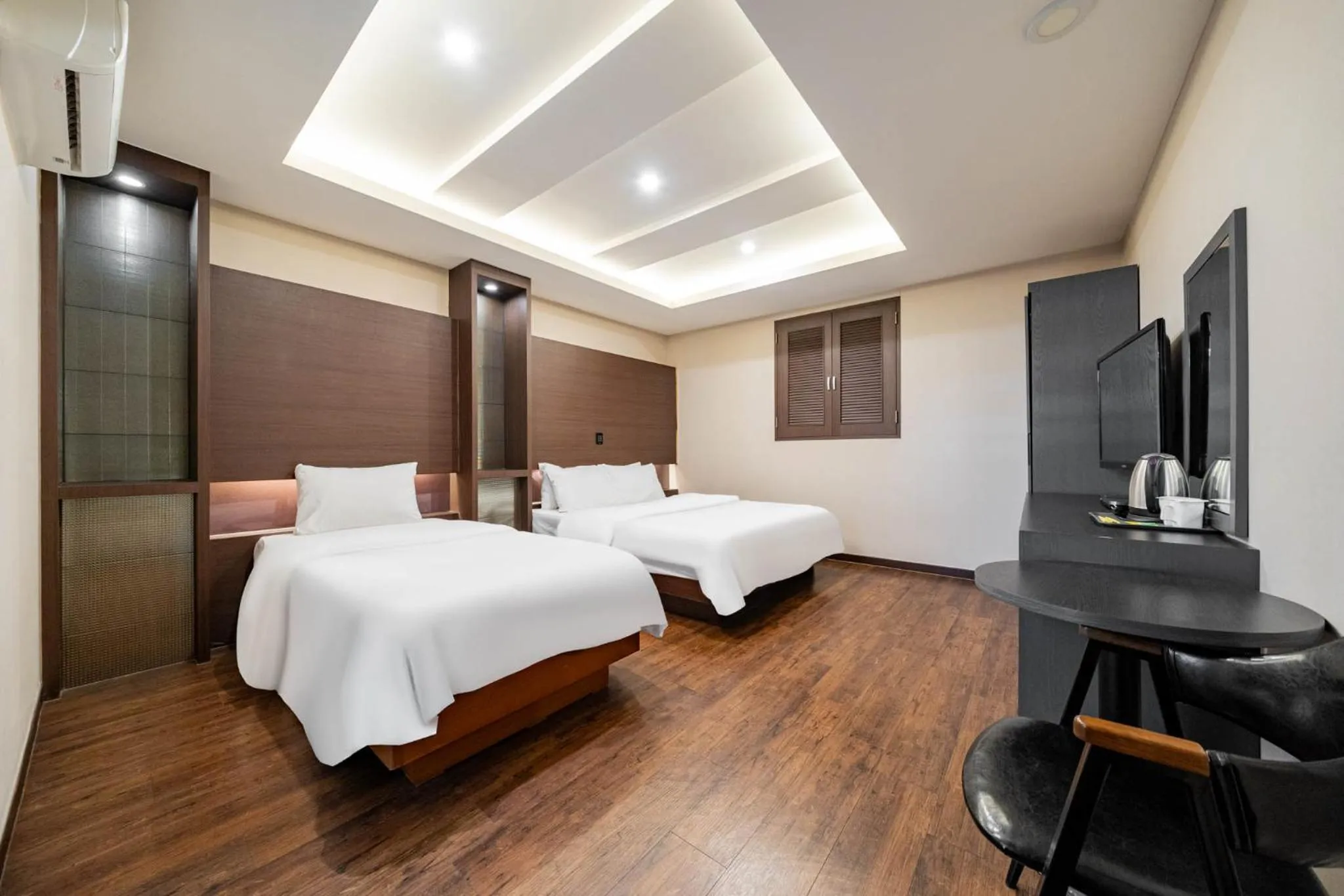 Deluxe Twin Room in incheon Airport Hotel June